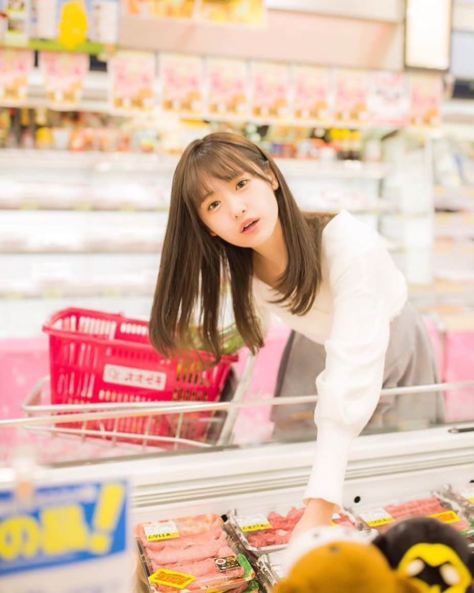 長南舞さんのインスタグラム写真 - (長南舞Instagram)「今日の晩御飯、何にしよっか？  #彼女感 #デート #スーパー #お買い物 #パスタがいいなぁ」8月5日 14時50分 - chonanmai
