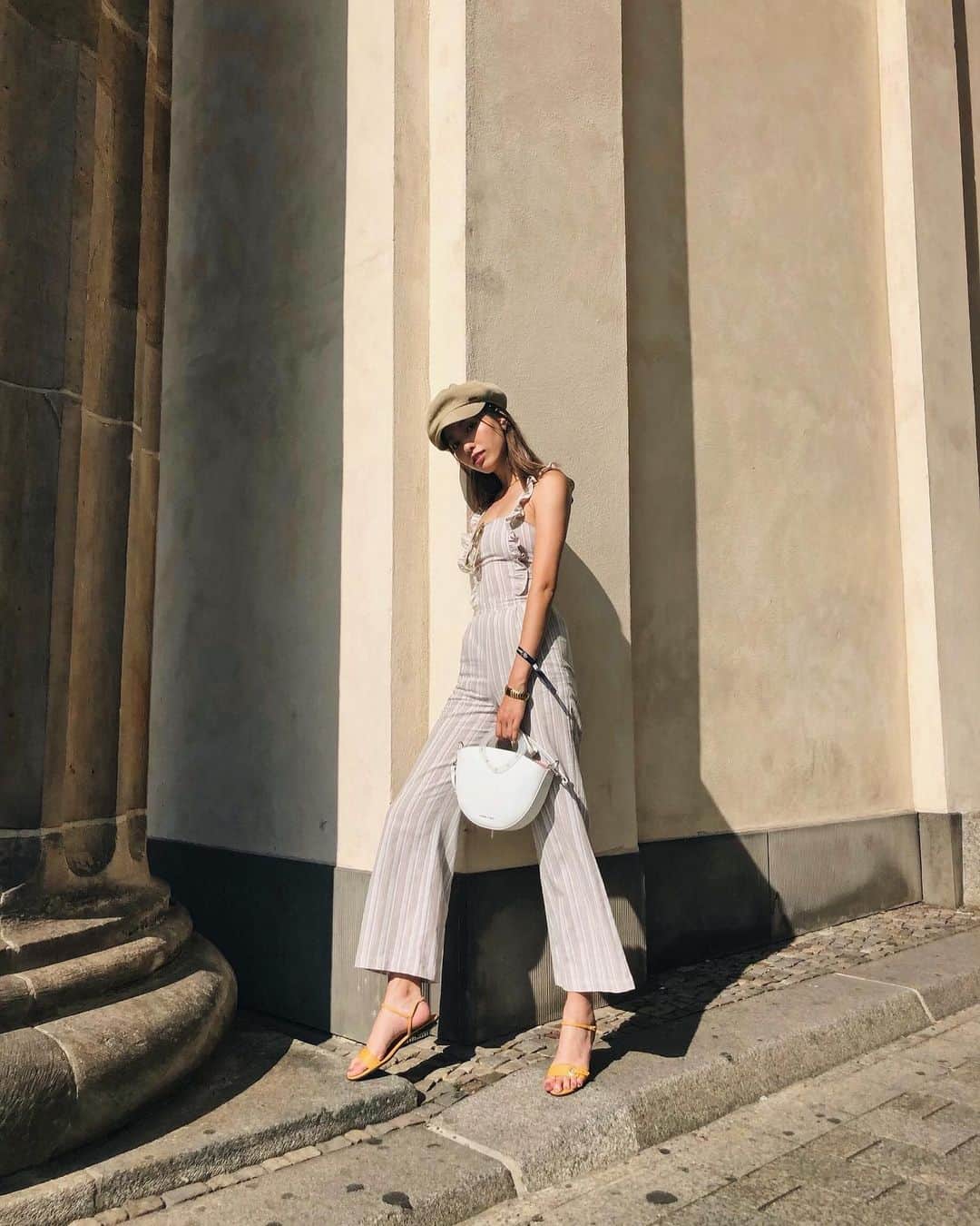 岩崎志保のインスタグラム：「SUNDAY MOOD🏰🌙 . 📸 by @freina.sands 🥰」