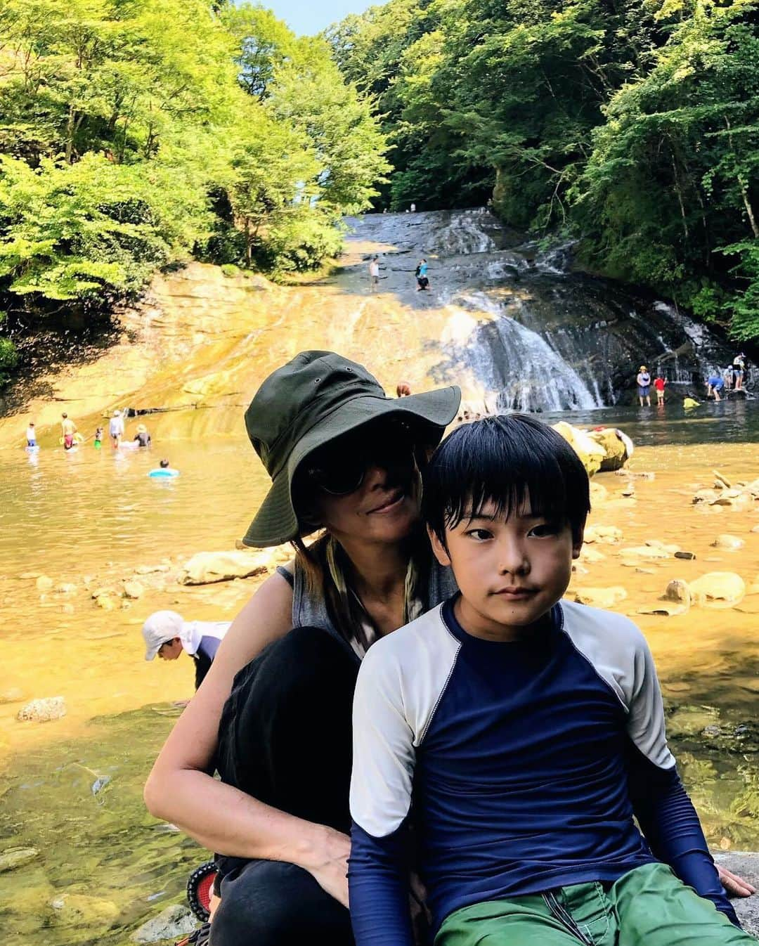 Megさんのインスタグラム写真 - (MegInstagram)「夏休みの我が家のメインイベント  4年2組仲良しグループきのこ調査隊の全家族でのキャンプが無事終了  5家族でのキャンプは色々とあり珍道中となりましたがゲームなしの大自然の中でのキャンプは子供達にとって良い思い出となったはず  意外や意外で蚊が全くいなくて拍子抜けでしたかいつもはなかなかお目にかかれないような小さな蛙やすごい鳴き声の牛蛙、タランチュラサイズの蜘蛛などなどが度々現れみんなで興奮しておりました  大変だったのはパパさん達 運転はもちろん、バーベキューも暑い中美味しく焼いてくれて本当に感謝です  また行けるかな？ 行けるといいね  #swellvtg #夏休み #つるんつるん温泉キャンプ場  #養老渓谷 #粟又の滝  #きのこ調査隊 #勝浦 #千葉」8月5日 15時02分 - meg_swellvtg