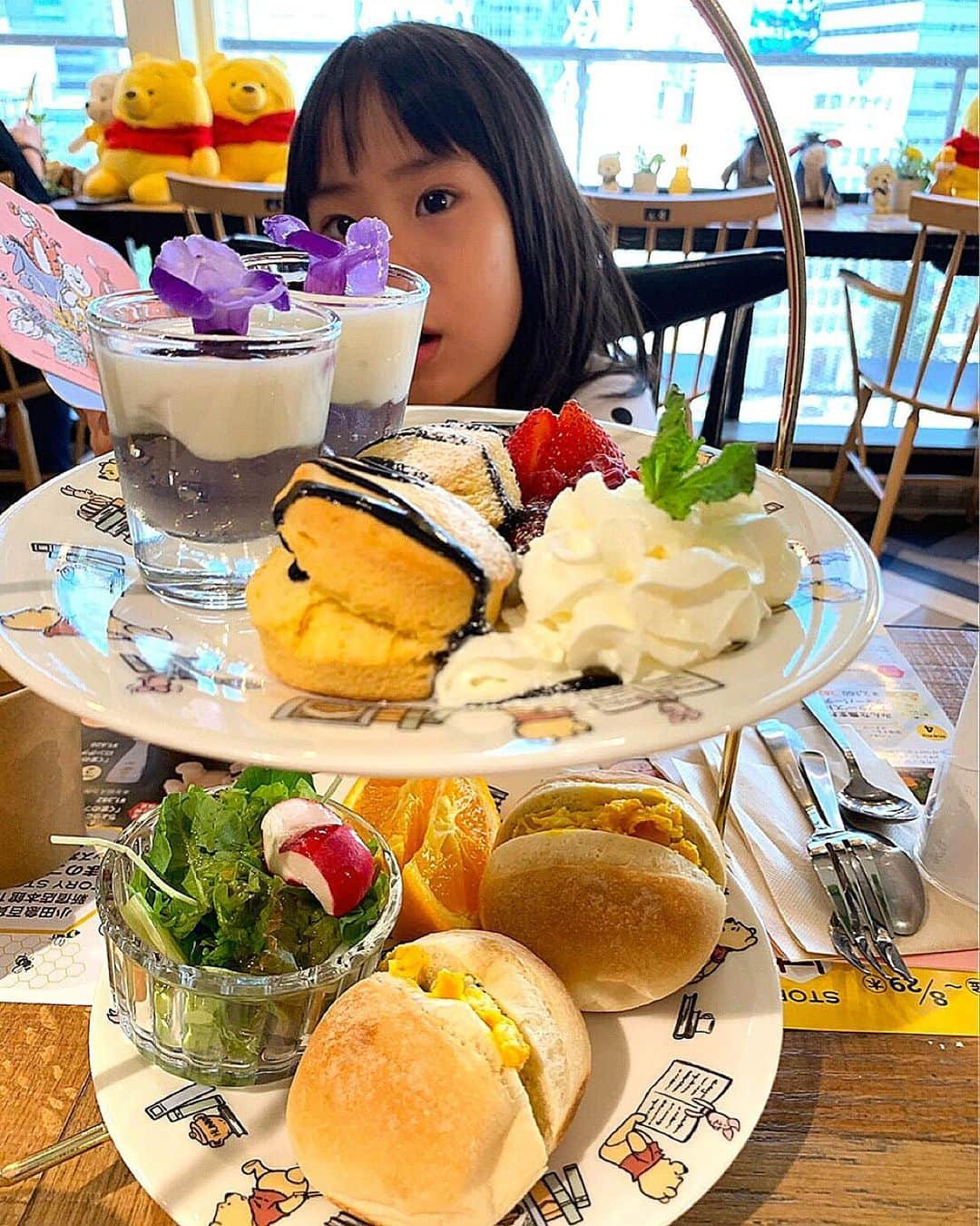 みきママさんのインスタグラム写真 - (みきママInstagram)「【母と杏ちゃんのカフェランチ！】. . . . . . . 母がプーさんカフェに連れて行ってくれました〜😂😂😂. . . . . このお話はブログ（2019/08/05）に書いたので、プロフィールにあるURLをクリックしていただくとブログに行きます😘😘😘. . . . . . #ランチ #プーさんカフェ #アフタヌーンティー #pooh #poohshop #lunch #cafe #afternoontea」8月5日 15時03分 - mikimama_official