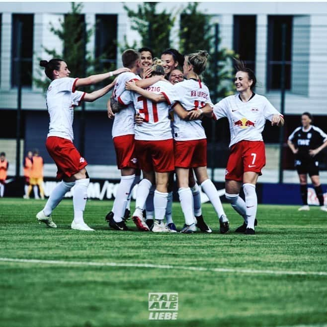 アーニャ・ミッタークさんのインスタグラム写真 - (アーニャ・ミッタークInstagram)「what a team effort 💪🏻🇩🇪 and into to next round ☑️ @dierotenbullen ⚪️🔴」8月5日 15時08分 - anjamittag