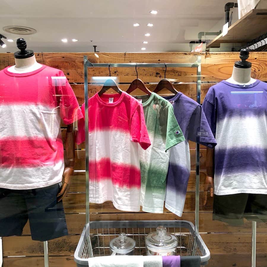 のインスタグラム：「【南館4F Champion】 アメリカ製「T1011(ティー・テン・イレブン)」より直営店限定アイテムが発売中🥳 . グラテーションの違いが楽しめる、鮮やかなタイダイ染めを施したアイテム(1・2枚目)🍧 . フロントはCロゴ刺繍をあしらい、バックは裾部分にカレッジフォントで「CHAMPION」を大胆にプリントをしたアイテム(3・4・5枚目)💥 . どちらもしっかりとした生地感が特徴です！ ぜひ店頭でご確認ください💁🏻‍♂️💁🏻‍♀️ . . . #champion #チャンピオン #t1011 #リバースウィーブ #ヘビーウェイト #タイダイ #タイダイ染め #刺繍 #ロゴ #ロゴt #tシャツ #名古屋パルコ #名古屋 #nagoya #パルコ #parco #nagoyaparco #栄 #sakae #矢場町」