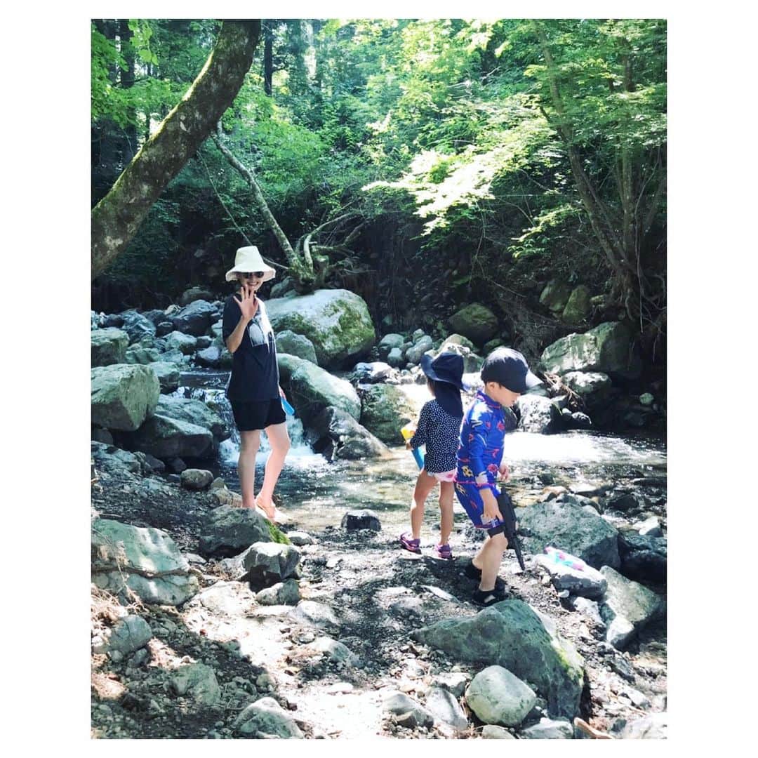 のインスタグラム：「Weekend Camp⛺️ たーくさん遊び、笑い、食べ、飲みました。 子供たちは、川遊び、虫取り、スイカ割り、ナイトパーティと、自然の中を大満喫。 疲れ果てて眠る顔が可愛かったな♡ みんなありがとー また、行こうねー  #camp #夏休み #スイカ割の前に香りを嗅ぐヒト」