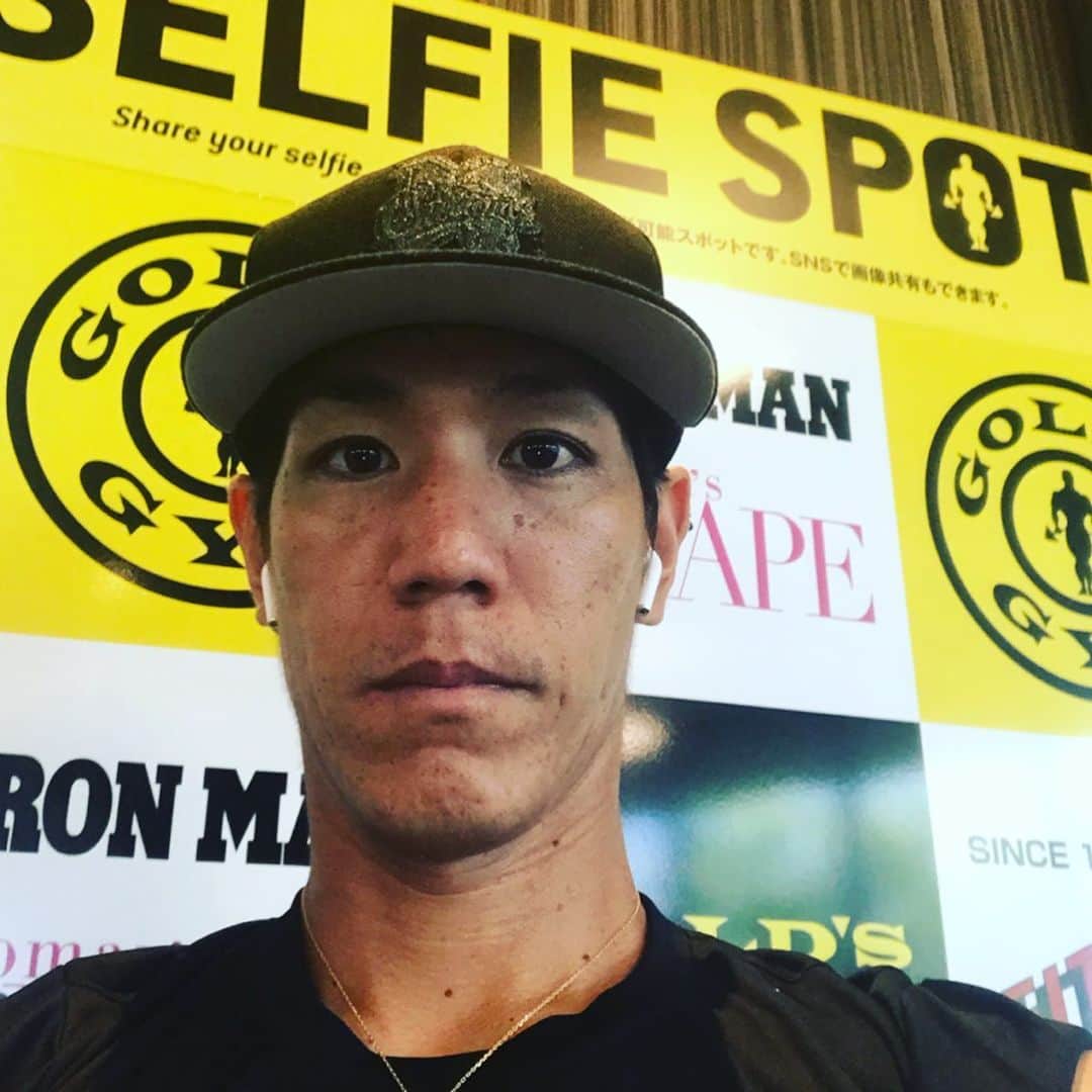 荒波翔さんのインスタグラム写真 - (荒波翔Instagram)「ゴールドジムにてトレーニング💪 お洒落なジムでトレーニングするとやる気が出ます！！ ベンチプレスする上に鏡がありフォームチェック出来るようになってました！！ #ゴールドジム  #トレーニング #筋トレ #オシャレ空間」8月5日 15時12分 - shoshoshonosho.4