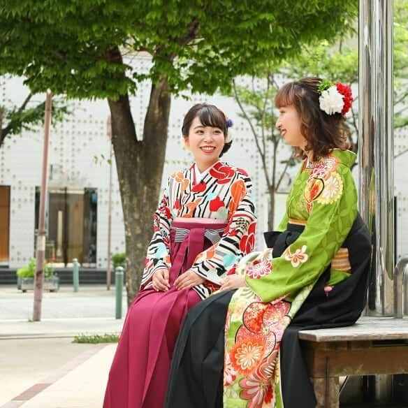 TAKAMI BRIDAL 神社和婚さんのインスタグラム写真 - (TAKAMI BRIDAL 神社和婚Instagram)「【卒業袴　承り中】  大丸神戸店では、2020年晴れの日を彩る装いを多数ご用意しております。 . また、お得なセットプランやロケーション撮影プランなどもございます。 . 友人と過ごす学生生活の大切な１日が素敵な想い出に変わりますように。 . . お問い合わせはこちらです↓↓↓ 大丸神戸店：8階　 ブライダルサロン　コスチュームレンタル：フリーダイヤル　 0120-10-2722 . #大丸神戸店#居留地 #daimarukobe#daimaru #卒業袴#卒業式袴#卒業袴ヘア#卒業式ヘア#卒業式レンタル#卒業式#卒業式コーデ #卒業式ヘアセット#袴#大学卒業#袴ヘア#袴レンタル #TAKAMIBRIDAL#takamibrida」8月5日 20時44分 - takamibridal_wakon