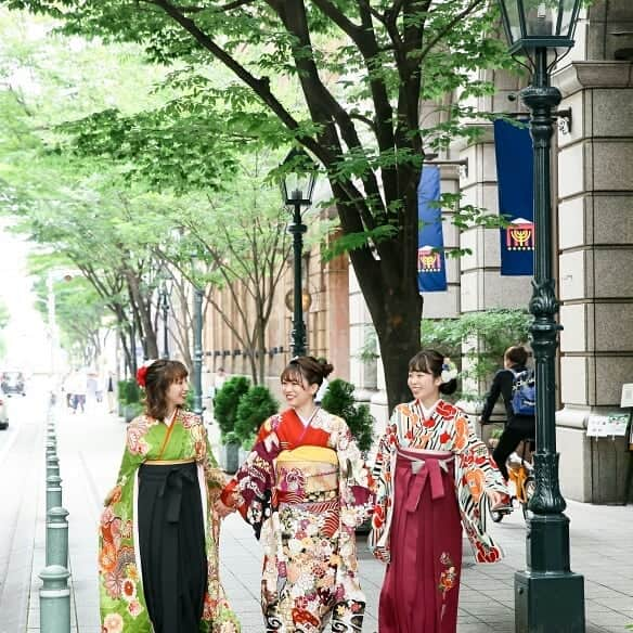 TAKAMI BRIDAL 神社和婚のインスタグラム：「【卒業袴　承り中】  大丸神戸店では、2020年晴れの日を彩る装いを多数ご用意しております。 . また、お得なセットプランやロケーション撮影プランなどもございます。 . 友人と過ごす学生生活の大切な１日が素敵な想い出に変わりますように。 . . お問い合わせはこちらです↓↓↓ 大丸神戸店：8階　 ブライダルサロン　コスチュームレンタル：フリーダイヤル　 0120-10-2722 . #大丸神戸店#居留地 #daimarukobe#daimaru #卒業袴#卒業式袴#卒業袴ヘア#卒業式ヘア#卒業式レンタル#卒業式#卒業式コーデ #卒業式ヘアセット#袴#大学卒業#袴ヘア#袴レンタル #TAKAMIBRIDAL#takamibrida」