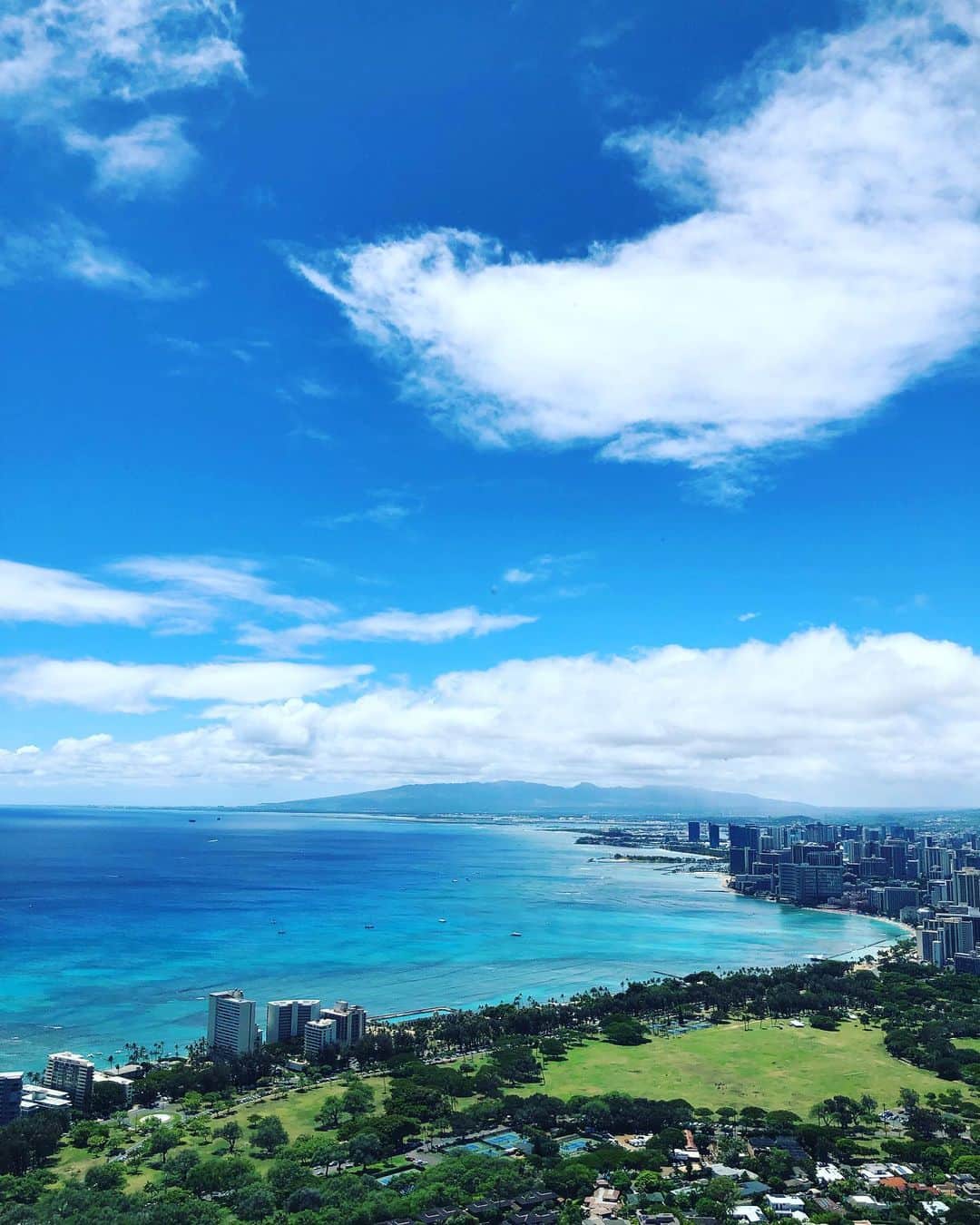 星玲奈さんのインスタグラム写真 - (星玲奈Instagram)「この間のハワイ旅行の写真をあまり載せていなかったので、少しずつ😊 この日はダイヤモンドヘッドハイク⛰ サンダルからスニーカーに履き替えて👟 前回のハワイで、ピルボックスに登った子供たちは 今回余裕だったようで💪 終始お天気がよく、絶景でした✨✨ ちなみに、、私は1週間筋肉痛が治りませんでした😂 ・ #hawaii #ハワイ旅行#ダイヤモンドヘッド」8月5日 20時44分 - reinahoshi1015