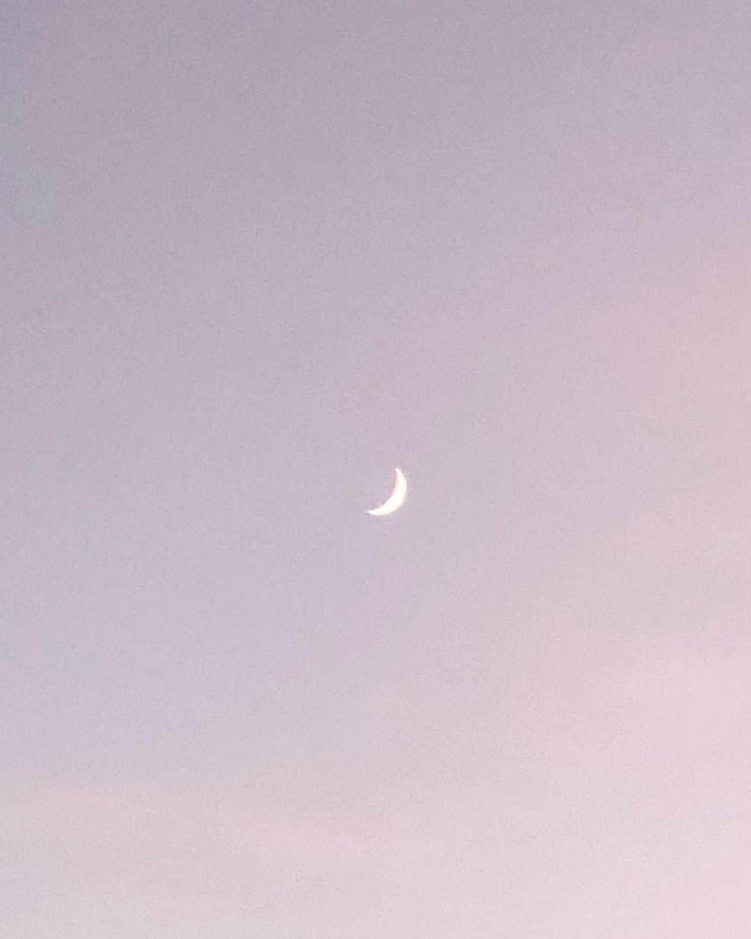 Lisa Halimさんのインスタグラム写真 - (Lisa HalimInstagram)「今日の星空と月が綺麗すぎたんだけど 「あの夜空を照らす黄色い美しい月 あれはまさしくバナナであった🍌」 なんて美しさに感動しながらも バカみたいなセリフが浮かんだ散歩道。 それにしてもいい波だった。」8月5日 20時46分 - lisahalim