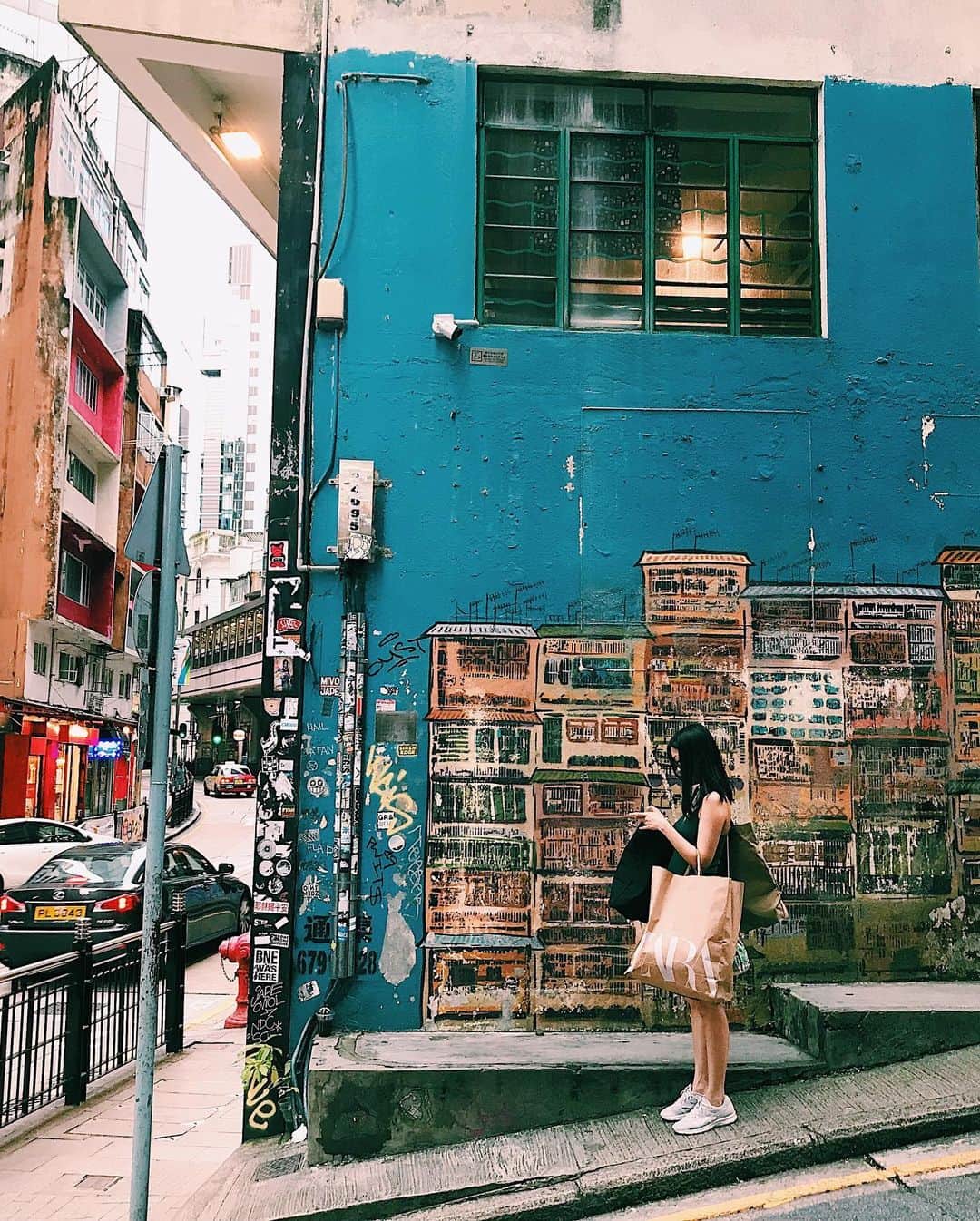 倉地美晴さんのインスタグラム写真 - (倉地美晴Instagram)「半年くらい前に決まった家族旅行。 はじめて家族を連れて香港・マカオにきました。 2017年に半年間だけ住んでいた香港。 懐かしい景色も真新しいものもあり、 全部ひっくるめてこの感じこそ香港だなあと感じました。  自由気ままな一人旅とはちがい、 海外初心者の両親を連れての旅は、 デモとか台風とかの物理的なダメージよりも精神的な心配事で謎の戦いが尽きません。 でも、楽しく安全に過ごしています。  最近は、自分が刺激を受けた時の、 脳や身体が感じる興奮レベルの違いを発見するのが楽しいです。  旅は私らしくあるために絶対に必要なこと。  #hongkong #macau #asia #香港 #traveling #traveldeeper #miharukurachi」8月5日 15時27分 - miharu_kurachi