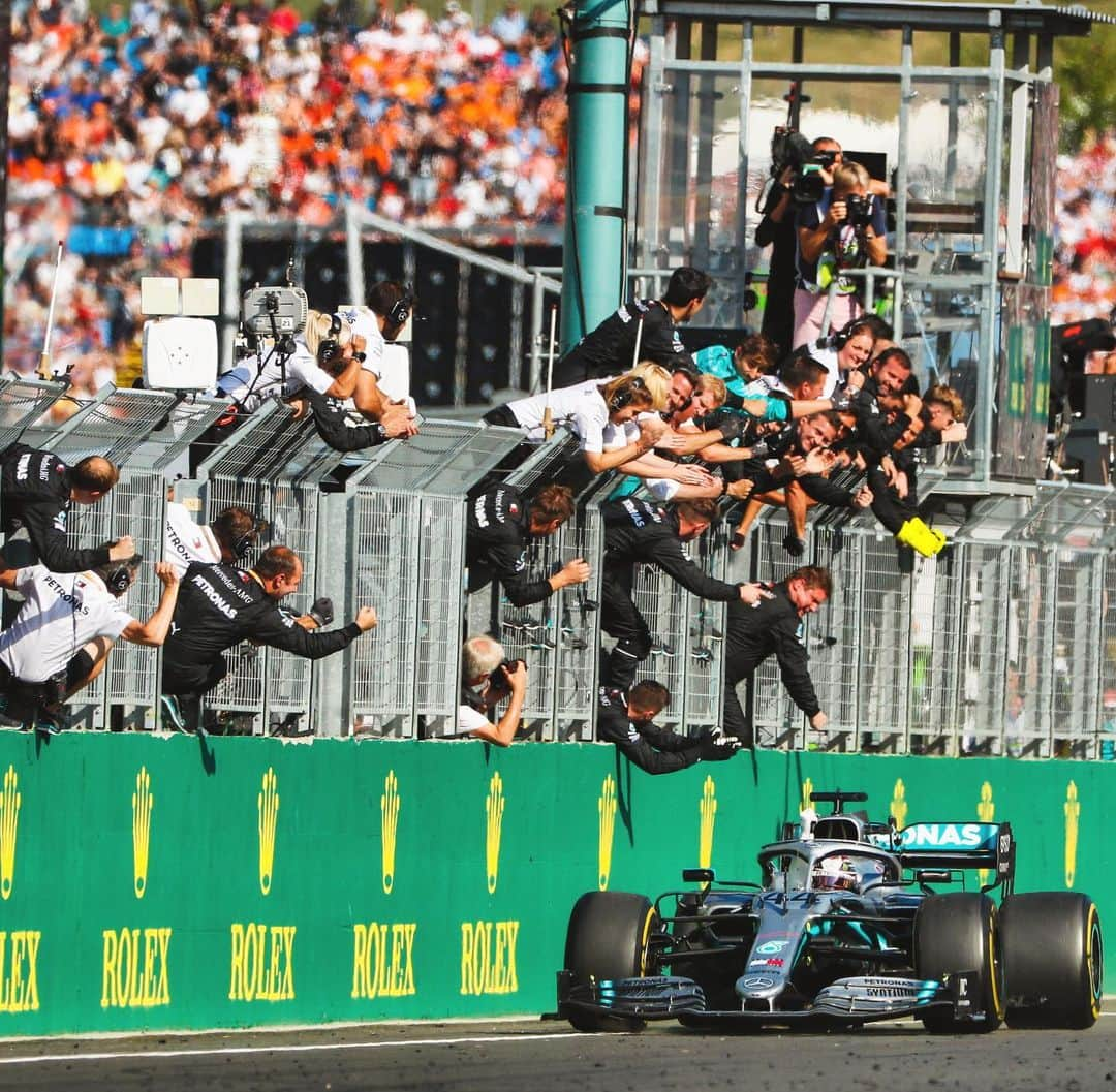 MERCEDES AMG PETRONASさんのインスタグラム写真 - (MERCEDES AMG PETRONASInstagram)「Our kind of Sunday 💪 No place we’d rather be that hanging off the pit wall with our pals! ❤️ • #MercedesAMGF1 #Mercedes #AMG #F1 #PETRONASmotorsports #LH44 #DrivenByEachOther」8月5日 15時20分 - mercedesamgf1