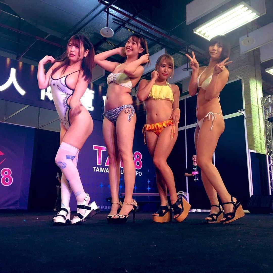 新村あかりのインスタグラム：「TAE 8.3 ステージ💖  この水着はファンのかたにいただいたものです！  こちらの水着です↓ @predatorratclothing」