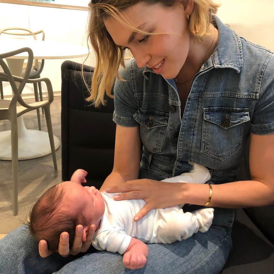 アリゾナ・ミューズさんのインスタグラム写真 - (アリゾナ・ミューズInstagram)「Welcome to the world beautiful baby boy Muse, son of my darling friends @catiemiller @dl03dan the world is happy you have arrived and I’m so chuffed that we share a name! 💫✨🌟」8月5日 15時35分 - arizona_muse