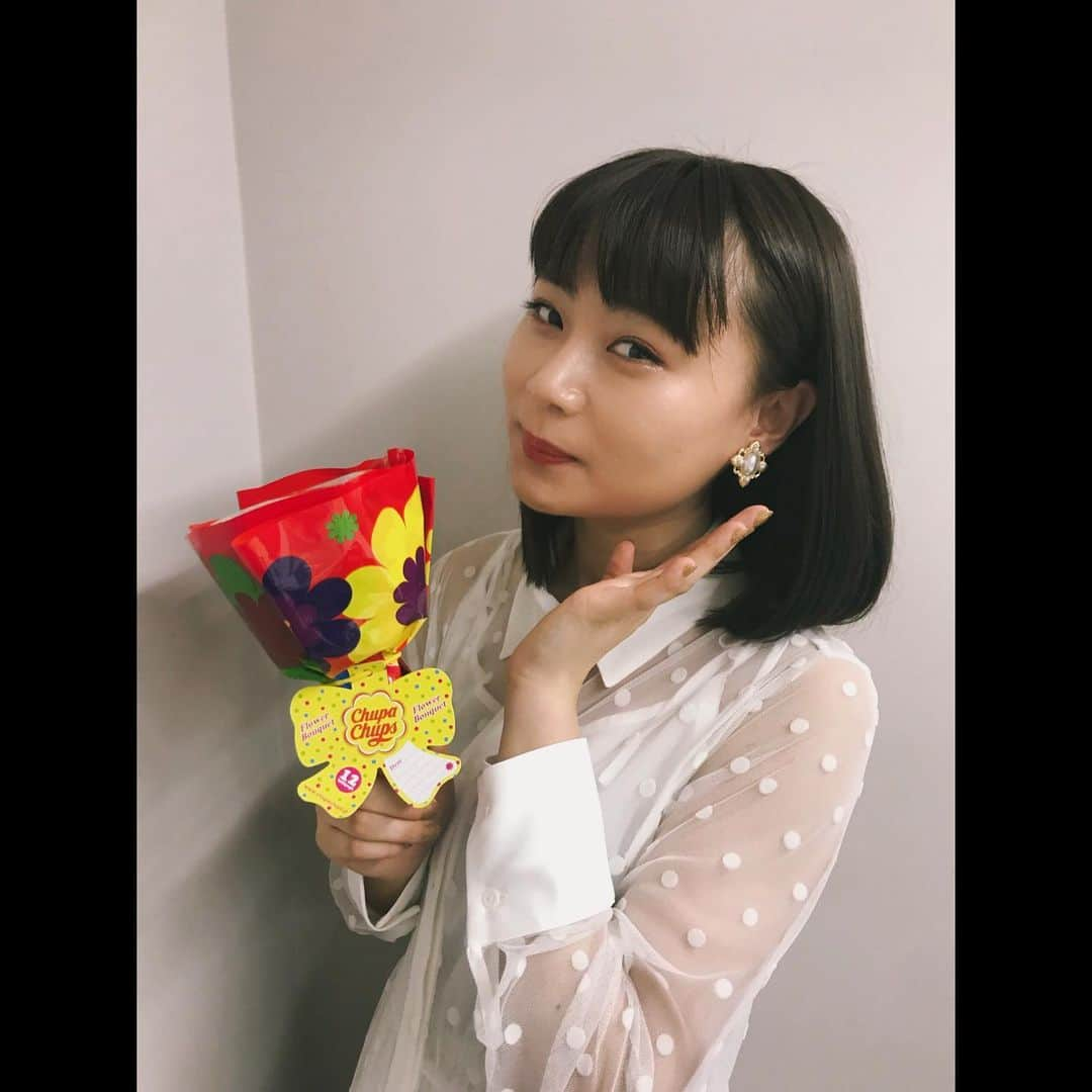 広橋佳苗さんのインスタグラム写真 - (広橋佳苗Instagram)「キャンディーのお花のブーケをいただきました😳 #私たちは #お花 #ブーケ  #イヤリング #ワンピース  #シースルー #広橋佳苗」8月5日 15時28分 - kanae___0922