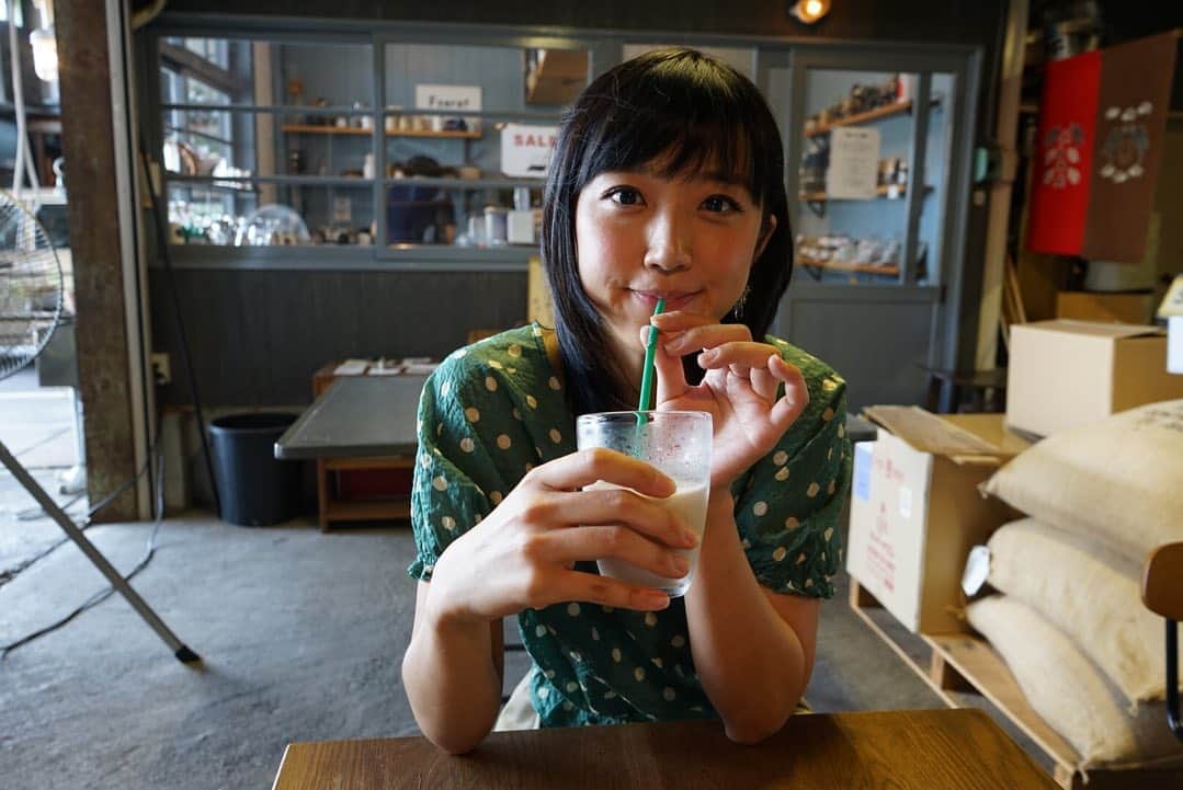 竹内由恵さんのインスタグラム写真 - (竹内由恵Instagram)「大きな扇風機回して アイスコーヒーからころ  気持ちいいなあ。  #暑い#氷の音涼しげ#休日の過ごし方」8月5日 15時30分 - yoshie0takeuchi