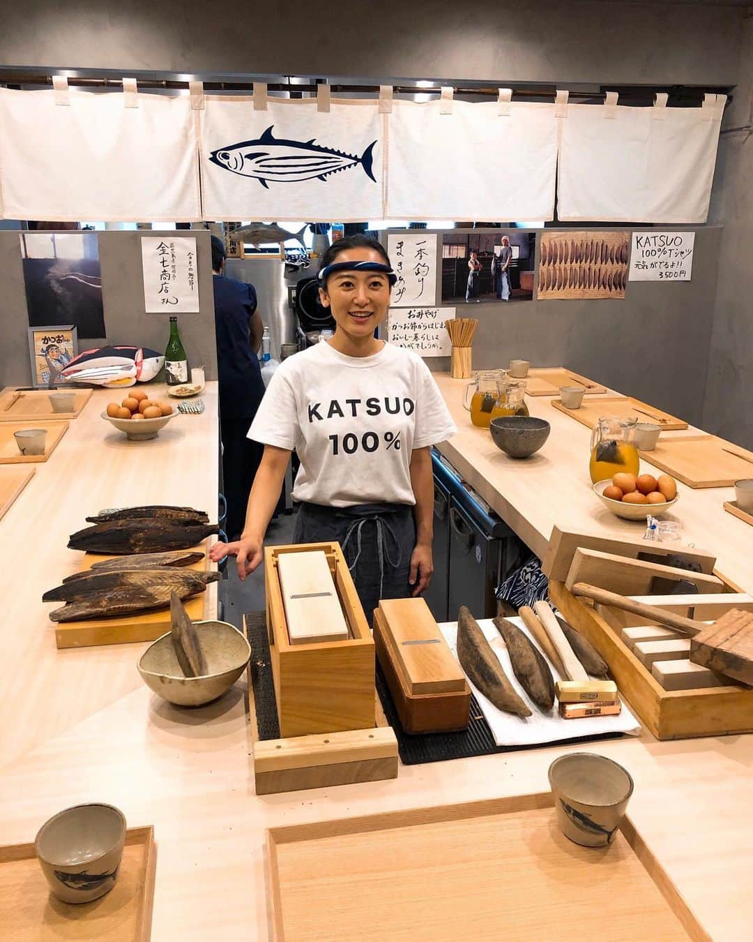 秋山具義さんのインスタグラム写真 - (秋山具義Instagram)「『かつお食堂』新店舗のプレオープンに、田中里奈ちゃんが誘ってくれて、桃ちゃんと3人で行ってきました〜！﻿ 里奈ちゃんは、店主かつおちゃんが『かつお食堂』やる前からの友達とのこと。﻿ ﻿ 内装が素敵で、なにより、活き活きとかつお愛を語り、真剣にかつおを削る、かつおちゃんが素敵すぎました！﻿ ﻿ 今月の鰹節、鹿児島県枕崎市『金七商店』の「一本釣り」か「まきあみ」のどちらかを選ぶのですが、僕は最初に爽やかで美味しい「一本釣り」で、おいがつお(鰹節追加)でコク深い「まきあみ」にしました。﻿ どっちも、めちゃくちゃ美味しいな〜！！！﻿ 醤油かけるのがもったいないと思いつつも、生卵入れて醤油かけたら、また極上のTKGになっちゃって、凄いな〜！！！﻿ ﻿ 8月8日オープン！﻿ 場所は、渋谷区鴬谷町7-12 GranDuo渋谷 B1﻿ です！﻿ ﻿ #かつお食堂 #かつおちゃん」8月5日 15時31分 - gugitter