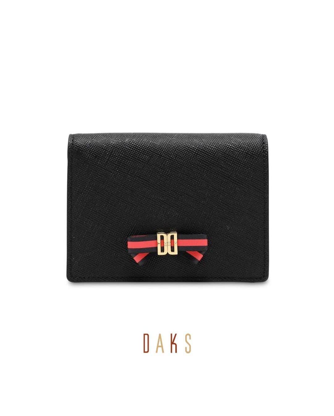 DAKS Koreaさんのインスタグラム写真 - (DAKS KoreaInstagram)「• DAKS accessories . DD로고와 리본 디테일이 러블리한 반지갑! 선명한 대비를 이루는 내부 컬러 배색은 지루한 느낌을 덜어줍니다. 무거운 지갑보다 컴팩트한 사이즈의 지갑을 찾고있다면, 금주 MD추천 닥스의 리본 포인트 반지갑을 LF몰에서 만나보세요! . [MD’s PICK] #DCWA9E518BK . #닥스 #닥스코리아 #닥스액세서리 #DAKS #DAKSACCESSORIES #Lfmall #닥스지갑 #여성지갑 #여성반지갑 #여성지갑추천 #지갑스타그램 #지갑추천 #반지갑추천 #여성선물 #선물추천」8月5日 15時43分 - dakskorea_accessories