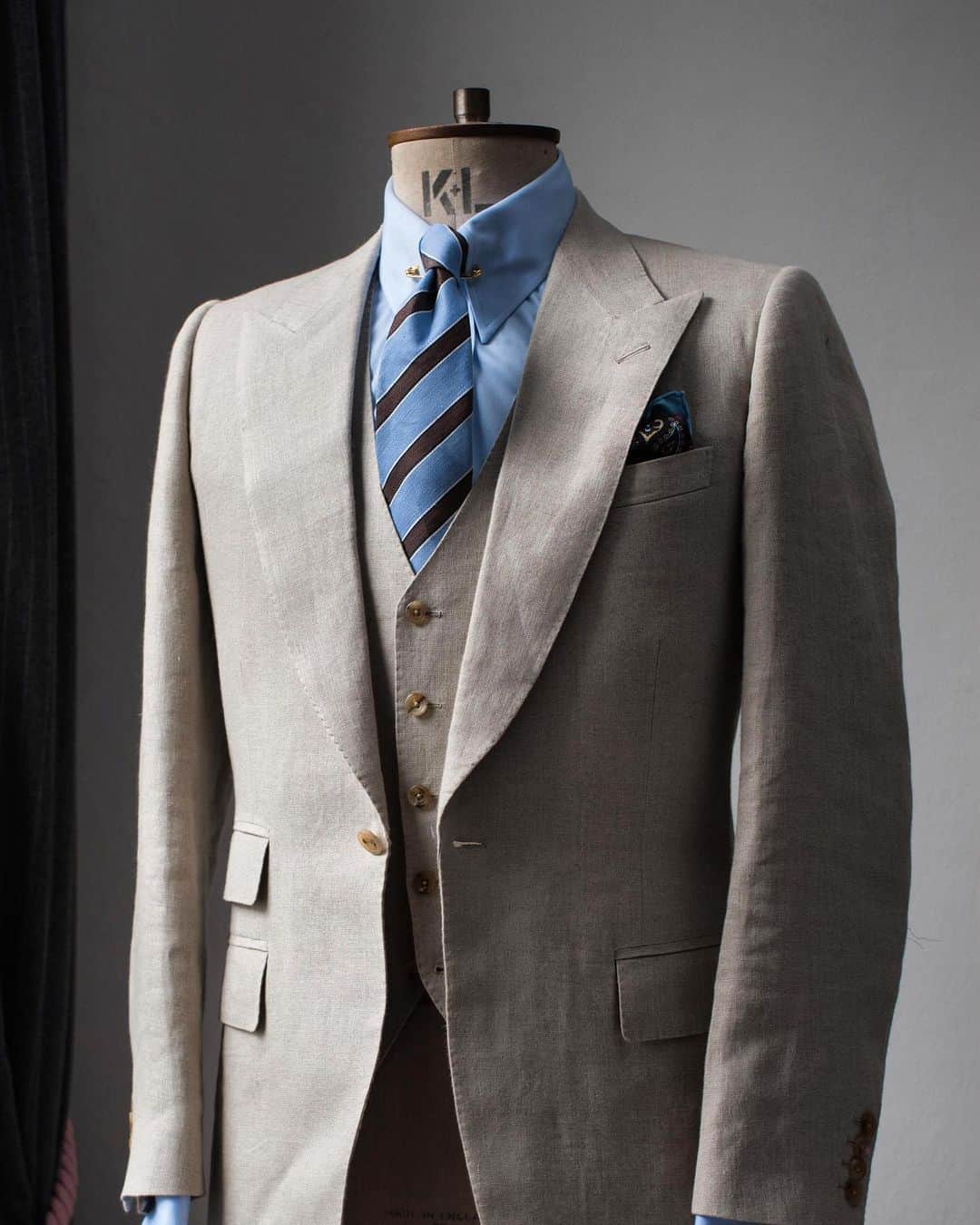 のインスタグラム：「An Offshore Bespoke beige linen three-piece. All our Offshore Bespoke suits are cut to a client’s pattern in-house by Edward or Dominic. This pattern is struck in the Knightsbridge workshop, before the garment is tailored by a specialist workshop overseas and returned to the studio for fitting. Traditional craft meets modern tailoring technology. Book an appointment via email or give the studio a call. . #EdwardSexton #OffshoreBespoke #Handmade #BespokeSuit #BespokeTailoring #SavileRow #Luxury #Linen #ThreePieceSuit #TheSextonLook」