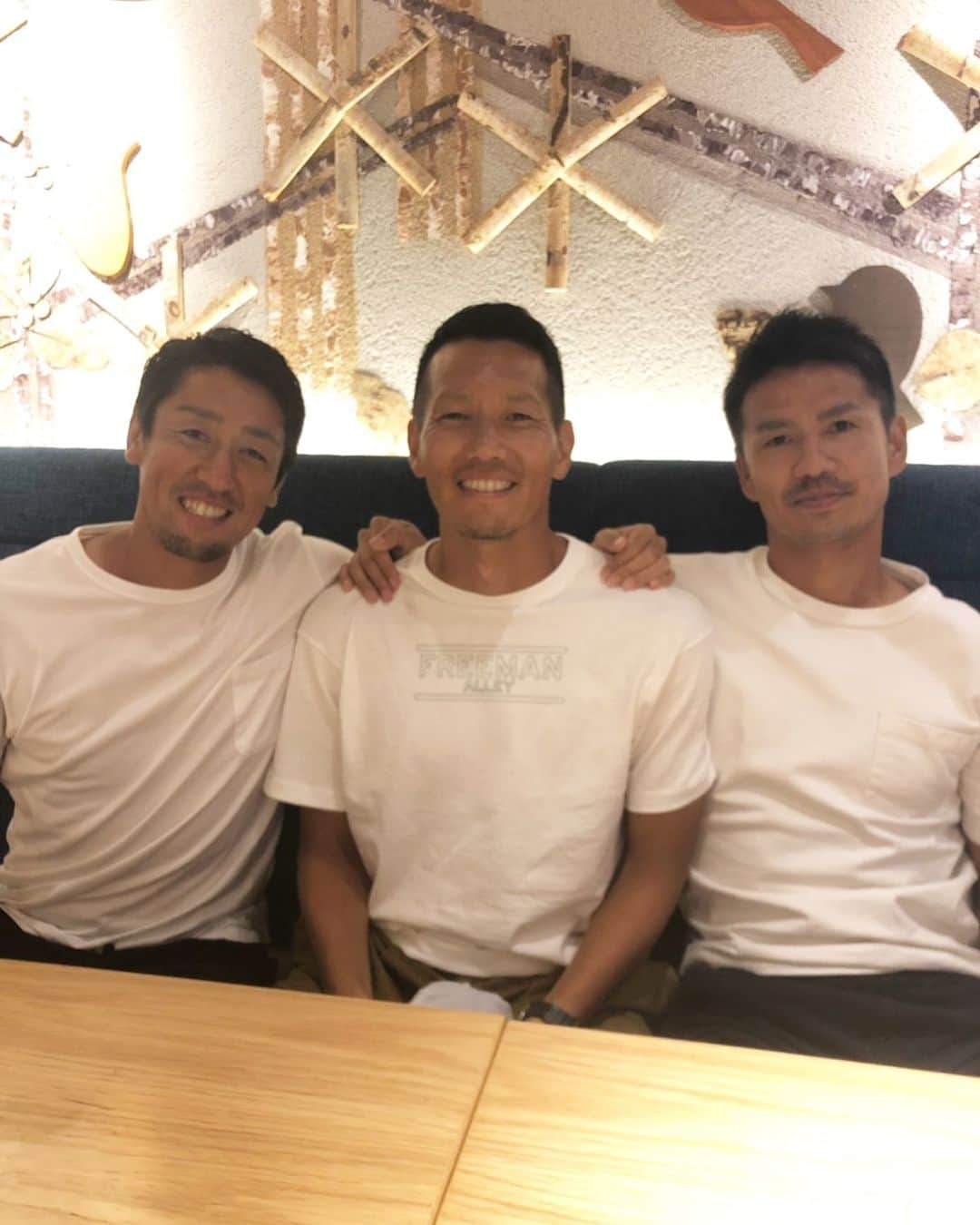 谷口博之さんのインスタグラム写真 - (谷口博之Instagram)「昨日も応援ありがとうございました！  磯崎さんも応援に来てくれてました^_^  義希500試合おめでとう🎉 #サガン鳥栖 #レジェンド  #高橋義希 #磯崎敬太」8月5日 15時42分 - hiroyukitaniguchi29