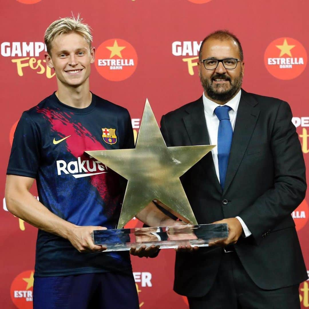 フレンキー・デ・ヨングさんのインスタグラム写真 - (フレンキー・デ・ヨングInstagram)「I want to thank the fans for the warm welcome. It was amazing to play my first minutes in the Camp Nou. Let’s fight together for more trophies this season. 💙❤️ #viscabarca」8月5日 15時46分 - frenkiedejong