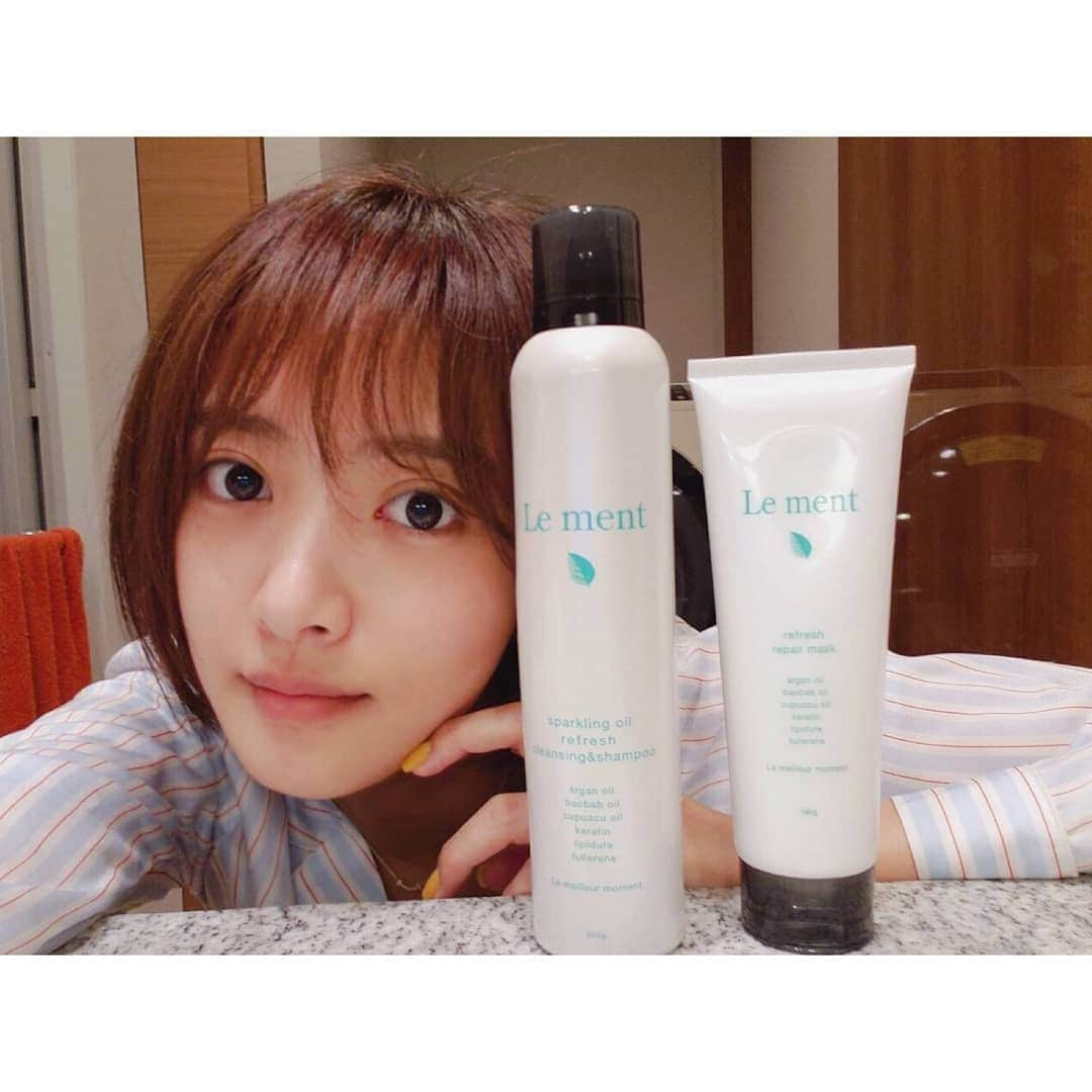 夏菜さんのインスタグラム写真 - (夏菜Instagram)「最近みつけたきもちいいシャンプー😳 もこもこの炭酸泡でマッサージしながら洗うと毛穴の底からすっっっっきりするうう🥺🌟 シトラスミントの香りもさらにスッキリ感upで良き💓  トリートメントはたっぷり時間おくと毛先までしっとり艶がでるー。 根元もぺしゃんこになるいまの時期もこわくないふんわり具合ー💗 良き！♥️ #lement #ルメント #loft #PLAZA #もこもこ泡」8月5日 15時49分 - natsuna_official