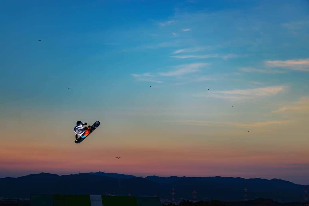 のインスタグラム：「Sunset session with birds @osakakings . 良い色出たー🌈 夏はあんまり好きじゃないけど夏の夕焼けは最高。  #snowboarding  #大阪kings @kensho_yamase」