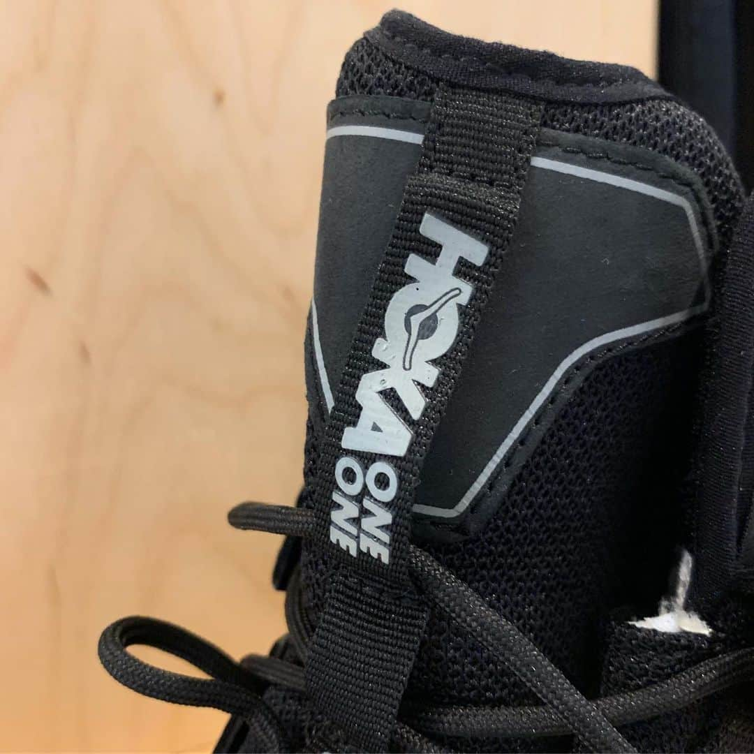 SUNDAY MOUNTAINさんのインスタグラム写真 - (SUNDAY MOUNTAINInstagram)「* 【 待望のHOKA ONE ONE スカイカハ入荷！】 *  遂にTHE GATEにも  人気のHOKA ONE ONE スカイカハが入荷しました！  強さとサポートという意味のマオリ語にちなんで名付けられたKAHA（カハ）は、 その名の通りの特徴を持つシューズ！  驚くべきスピードに乗って登りをより簡単に、下りをより速く走れます。  抜群の重量対クッション比を誇るKAHAは独自のフォーム素材、特許取得済みの構造、 トラクションを高めるVibram®メガグリップなど、 ホカ オネオネならではの特長。  ソフトでスムーズながら、しっかりと足をサポートするKAHAは、 eVentウォータープルーフブーティを採用で 天候や路面状態に関係なく足を快適に^_^ ◽︎全2色 ◽︎25.5㌢〜 気になる方は 是非 お早めに！ * * ¥37,800 税込 * * * ■ THE GATE by SUNDAY MOUNTAIN 2019年7月12日(金)11:00 グランドオープン 営業時間 11:00〜19:00 (水曜定休) 福井県福井市定正町1216 TEL 0776-97-8848 * ブランド：PERFECT POTION パーフェクトポーション * ■ オンラインショップ http://campanela.jp/webshop.html （ 公式・楽天・Yahoo!・Amazon・Wowma! ） * *  #THEGATEbySUNDAYMOUNTAIN #sundaymountain #サンデーマウンテン #人気アイテム #ホカオネオネ #アウトドア #キャンプ #パタゴニア #ノースフェイス #アークテリクス #チャムス #ヘリーハンセン  #山道具 #キャンプ道具 #andwander #HOKAONEONE #スカイカハ」8月5日 15時56分 - sundaymountain