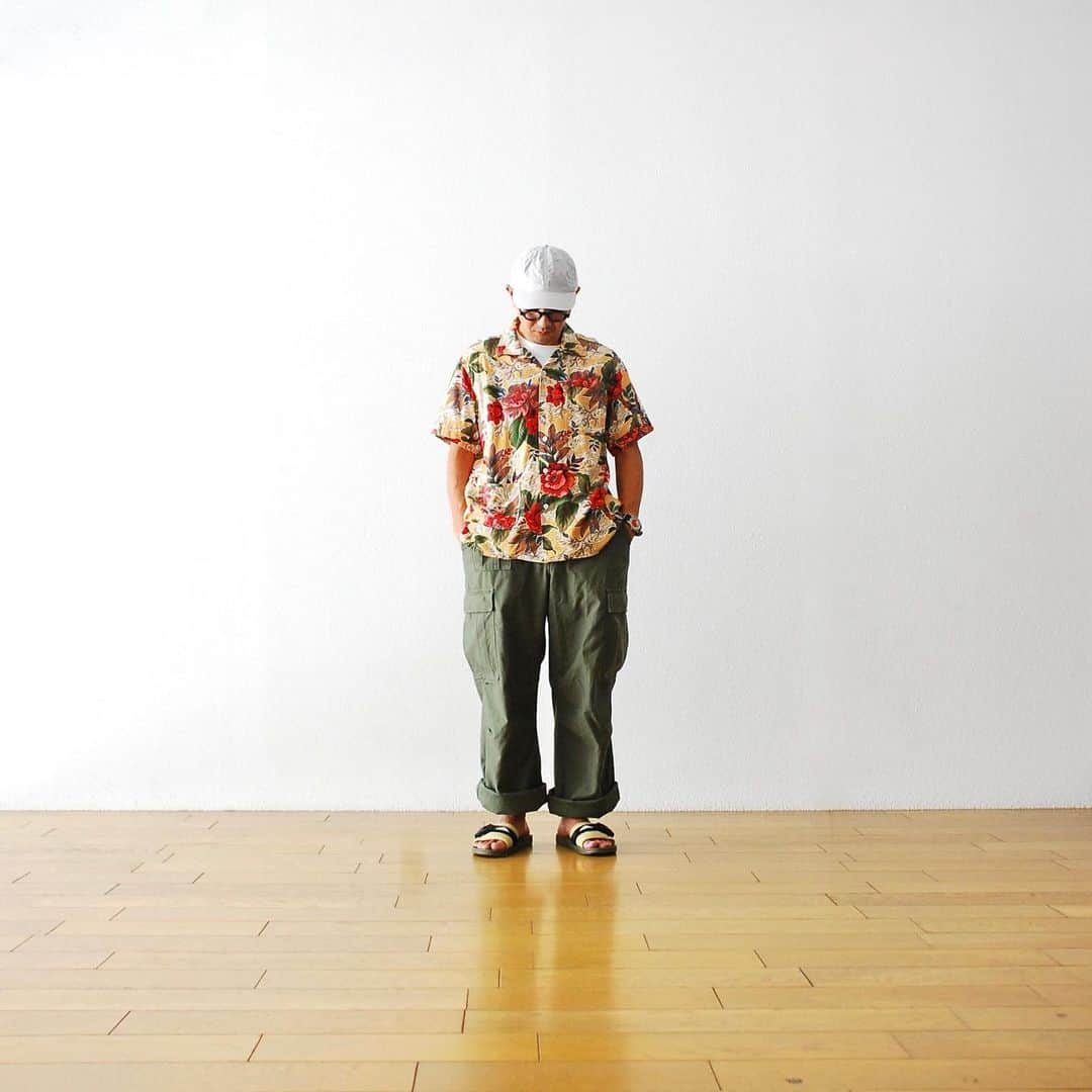 wonder_mountain_irieさんのインスタグラム写真 - (wonder_mountain_irieInstagram)「_ Engineered Garments / エンジニアードガーメンツ "Camp Shirt -Hawaiian Floral-" ¥30,240- _ 〈online store / @digital_mountain〉 http://www.digital-mountain.net/shopdetail/000000009060/ _ 【オンラインストア#DigitalMountain へのご注文】 *24時間受付 *15時までのご注文で即日発送 *1万円以上ご購入で送料無料 tel：084-973-8204 _ We can send your order overseas. Accepted payment method is by PayPal or credit card only. (AMEX is not accepted)  Ordering procedure details can be found here. >>http://www.digital-mountain.net/html/page56.html _ #NEPENTHES #EngineeredGarments #ネペンテス #エンジニアードガーメンツ cap→ #kijimatakayuki ￥12,960- pants→ #nigelcabourn ￥31,320- watch→ #nigelcabourn ￥31,320- _ 本店：#WonderMountain  blog>> http://wm.digital-mountain.info/blog/20190802/ _ 〒720-0044 広島県福山市笠岡町4-18  JR 「#福山駅」より徒歩10分 (12:00 - 19:00 水曜定休) #ワンダーマウンテン #japan #hiroshima #福山 #福山市 #尾道 #倉敷 #鞆の浦 近く _ 系列店：@hacbywondermountain _」8月5日 15時59分 - wonder_mountain_