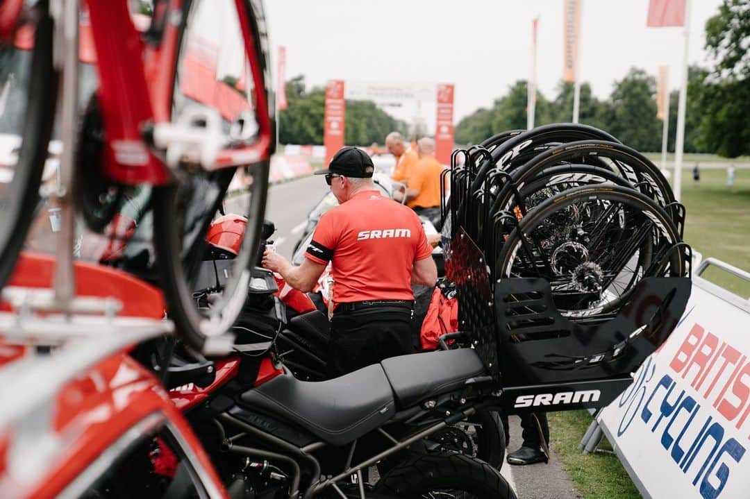 Zipp Speed Weaponryさんのインスタグラム写真 - (Zipp Speed WeaponryInstagram)「Hanging out with the pros of @sramroad NRS at @ridelondon. 📷」8月5日 16時10分 - zippspeed
