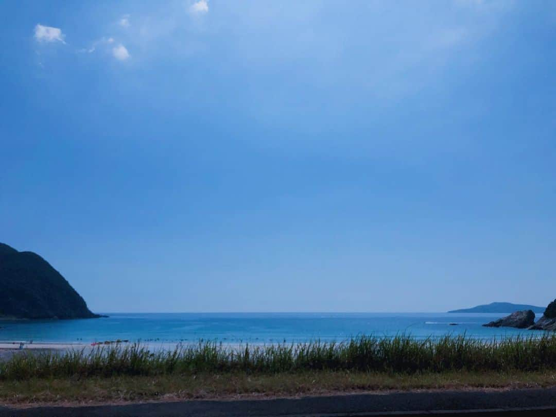 西本早希さんのインスタグラム写真 - (西本早希Instagram)「・ なつぅ 🍛🍜🏊‍♀️🌴🍧🍉 天気よくて 最高 🌞🌈 汗だくで食べるラーメンも 砂浜で飲むハイボールも 虫に怯えながら食べる外ご飯も 楽しいのは この時年に1度だけ 😇💭 (暑いのも 虫も 外でご飯食べるのも嫌い)」8月5日 16時03分 - saki1022