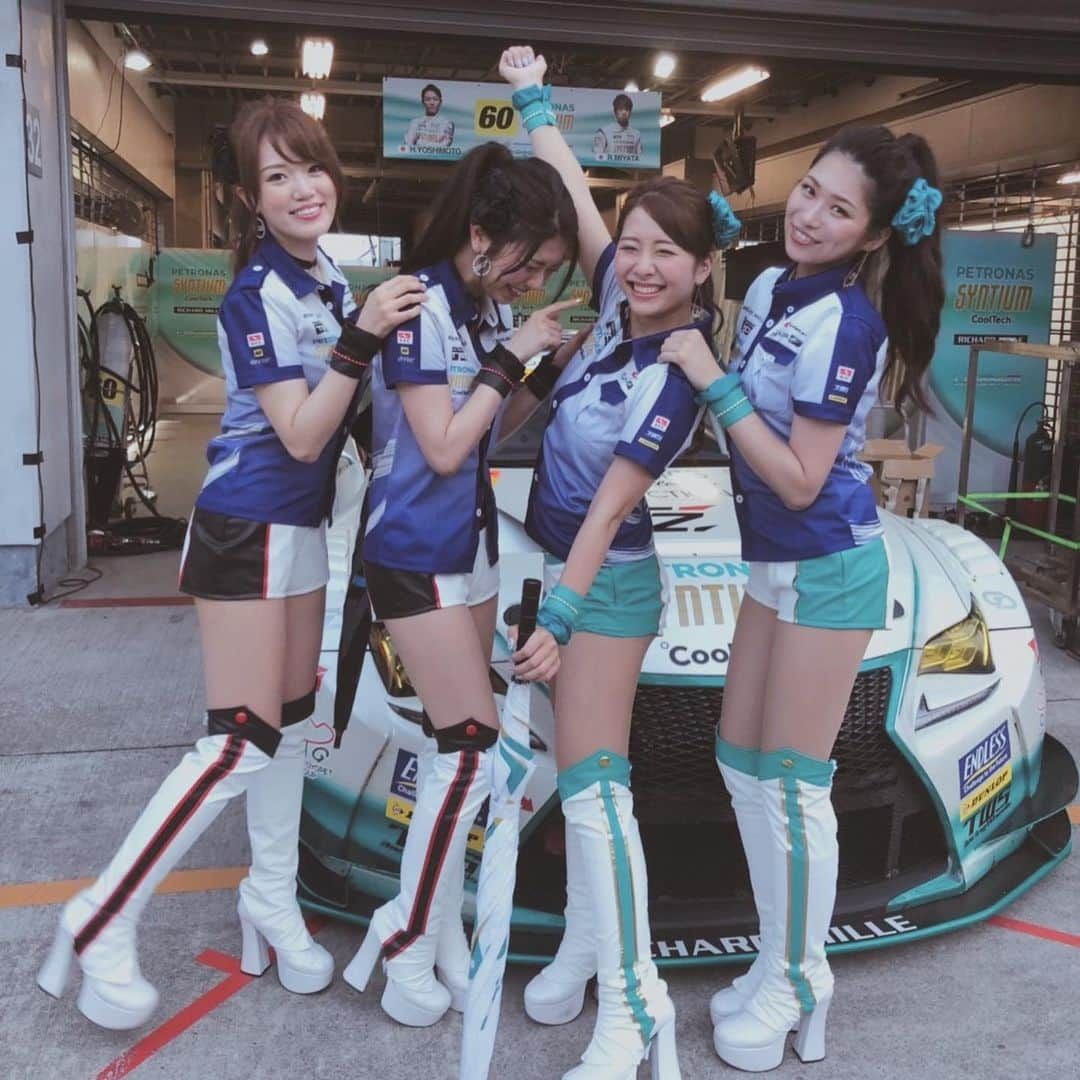 咲月美優さんのインスタグラム写真 - (咲月美優Instagram)「❤︎ . SUPER GT Rd.5 FUJI GT 500mile RACE🗻 . 22番手で500mile完走しました！！ 灼熱でしたが、 夏のレースならではの サーキットの雰囲気が好き🌞 . 応援してくださった皆様、 ありがとうございました🙏💕 長丁場のレースと暑さで 体力もかなり消耗したと思うので、 しっかり休んでくださいね🥺✨ . 次戦は9月7日・8日 オートポリスです🏁 . 最後の1枚は 私のお気に入り写真📷💕 みんなの笑顔で癒されてます☺️笑 . . #supergt #LMcorsa #otgmotorsports #大阪トヨペット #fujispeedway #富士スピードウェイ #富士山 #race #motorsports #racequeen #rq #circuit #レースクイーン #TWSプリンセス #instapic #instagood .」8月5日 16時06分 - s.miyutyyy