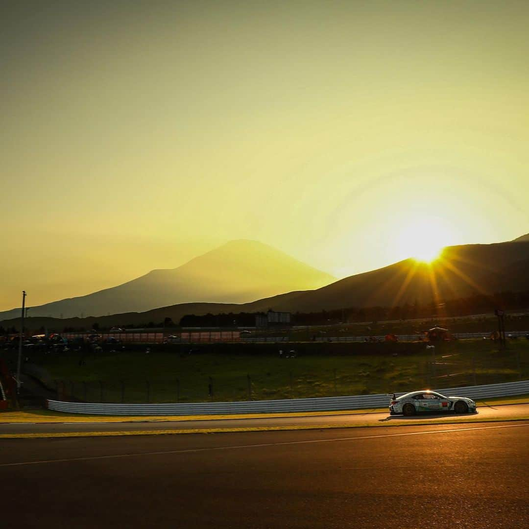 咲月美優さんのインスタグラム写真 - (咲月美優Instagram)「❤︎ . SUPER GT Rd.5 FUJI GT 500mile RACE🗻 . 22番手で500mile完走しました！！ 灼熱でしたが、 夏のレースならではの サーキットの雰囲気が好き🌞 . 応援してくださった皆様、 ありがとうございました🙏💕 長丁場のレースと暑さで 体力もかなり消耗したと思うので、 しっかり休んでくださいね🥺✨ . 次戦は9月7日・8日 オートポリスです🏁 . 最後の1枚は 私のお気に入り写真📷💕 みんなの笑顔で癒されてます☺️笑 . . #supergt #LMcorsa #otgmotorsports #大阪トヨペット #fujispeedway #富士スピードウェイ #富士山 #race #motorsports #racequeen #rq #circuit #レースクイーン #TWSプリンセス #instapic #instagood .」8月5日 16時06分 - s.miyutyyy