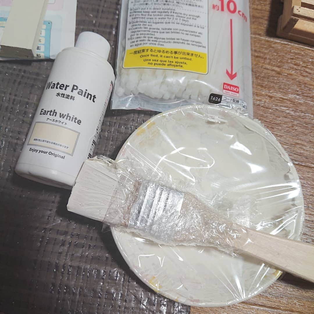 和泉杏さんのインスタグラム写真 - (和泉杏Instagram)「傘立てがなかったので作りましたー！  完全になんとなくで、百均をウロウロしながらイメージだけで買ってきた材料で作ったので、まぁまぁの出来です(*_*; 作りながらちょこちょこ変えたり、適当(^_^;) まぁ、普通の傘立てによくある ・傘が斜めになって邪魔になる ・傘立ての中が汚くなる（掃除しにくい） ・見た目があんまり ということを解消するべく作ったこの傘立て。  4枚目の写真のように、底を汚れても掃除しやすいようにしたかったんです♪  この透明ケースにピッタリ合ったのが、園芸コーナーにあった、使いみちのわからない6枚目のやつ。。 ど…どう使うものなのか…？ 必要なところだけ取り外して使いました♪  百均の木とボンドだけなので、 傘の出し入れは問題ないけど、可動のコロコロを使って移動させようとしたら、グラグラ（笑） (＠□＠;)アワアワ  時間のある時に、ビス留めしたり金具で補強しようと思います☆  #傘立て #diy #diy好き #diy女子  #きょうのおうち  #60点 #まずまず #ハルカラ和泉 #ハルカラきょう #菊田家」8月5日 16時18分 - izumikyou