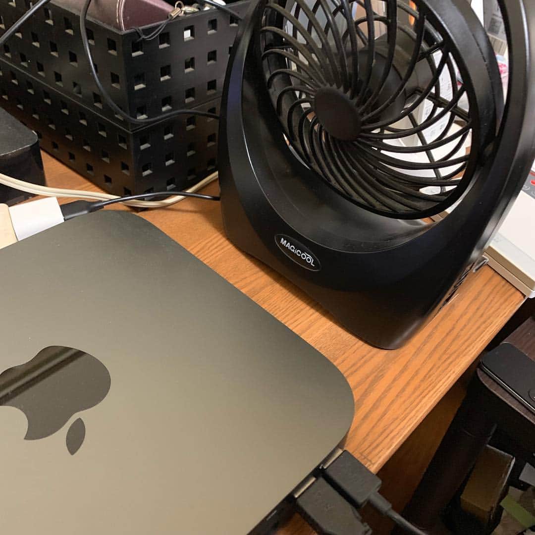 野間美由紀のインスタグラム：「Mac miniから尋常じゃないくらい熱くなってたので、ミニ扇風機をダイレクトに当てたらだいぶマシになった。さっき排気口から温風出てたもん。今日の最高気温は28℃だけど、クーラーがないので。」