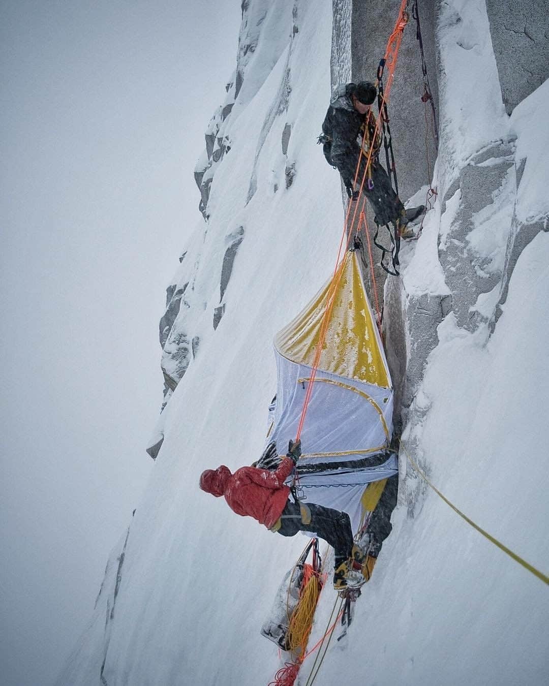 National Geographic Travelさんのインスタグラム写真 - (National Geographic TravelInstagram)「Photo by @jimmychin | Batten down the hatches. @conrad_anker and @renan_ozturk build our temporary home on Meru. Little did we know we would end up weathering a 4 day storm stuck in this hanging tent at 18,000ft on an alpine big wall. For more images from alpine adventures around the world, follow @jimmychin」8月5日 16時16分 - natgeotravel