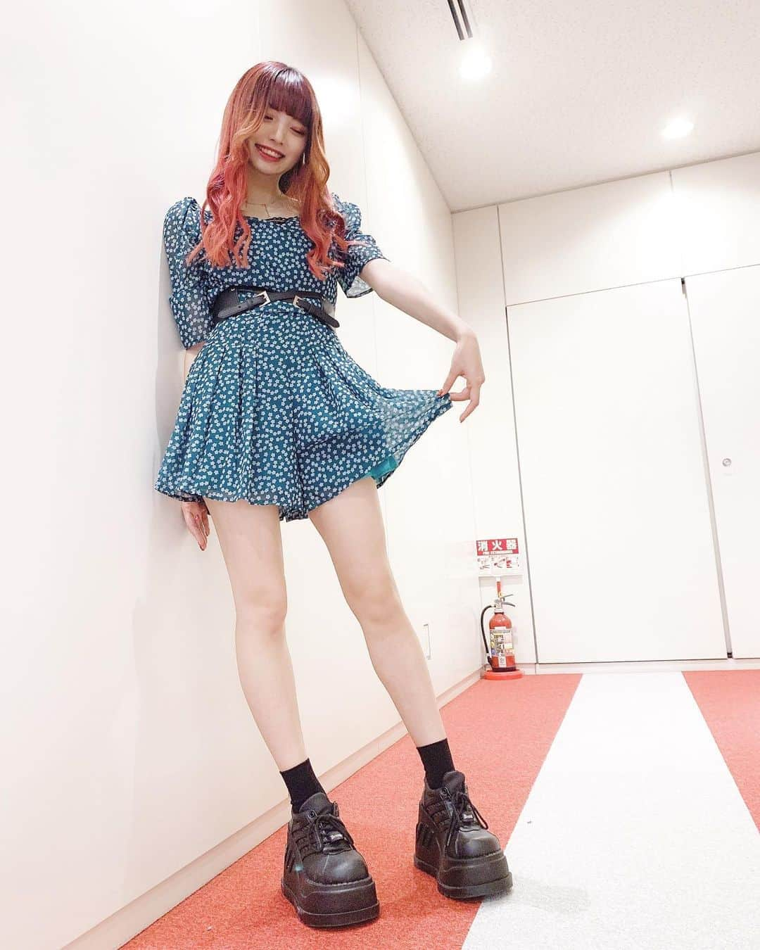 藍染カレンさんのインスタグラム写真 - (藍染カレンInstagram)「🍀意外とミドリの服がすきです  ワンピ @17kg_official  ベルトはEATMEダヨ」8月5日 16時16分 - karen_aizome