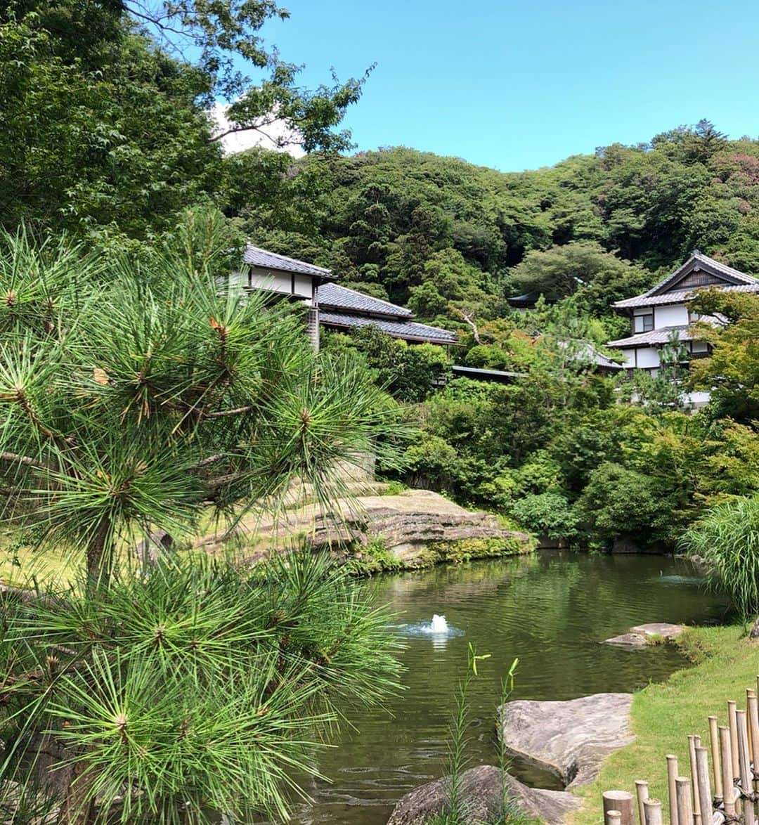 Hiroe Hiranoさんのインスタグラム写真 - (Hiroe HiranoInstagram)「晴れ日和🌞❤️最高な１日に。 北鎌倉へ🌳ここすごく好きだ☺️ なんていうかLAに初めて降り立った瞬間に、 ここ前にも来た事あるかもって思えた感覚と同じ気持ちに🌱 . 何かご縁があったのかなーぁ。 と早くも北鎌倉の魅力にハマってます。 葉山から近いし、訪れる事になりそう。 涼しくなったらハイキングコースもあるしお寺巡りしたい🌳 . 御朱印もいただきました⭐️ 北鎌倉の旅つづく、、、。 . #北鎌倉 #日本 #文化 #鎌倉 #hapan #japaneseculture #traditional #greenbluesky #wonderfulday」8月5日 16時20分 - hiroe_hirano