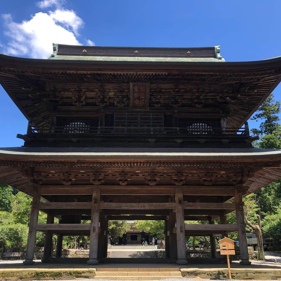 Hiroe Hiranoさんのインスタグラム写真 - (Hiroe HiranoInstagram)「晴れ日和🌞❤️最高な１日に。 北鎌倉へ🌳ここすごく好きだ☺️ なんていうかLAに初めて降り立った瞬間に、 ここ前にも来た事あるかもって思えた感覚と同じ気持ちに🌱 . 何かご縁があったのかなーぁ。 と早くも北鎌倉の魅力にハマってます。 葉山から近いし、訪れる事になりそう。 涼しくなったらハイキングコースもあるしお寺巡りしたい🌳 . 御朱印もいただきました⭐️ 北鎌倉の旅つづく、、、。 . #北鎌倉 #日本 #文化 #鎌倉 #hapan #japaneseculture #traditional #greenbluesky #wonderfulday」8月5日 16時20分 - hiroe_hirano