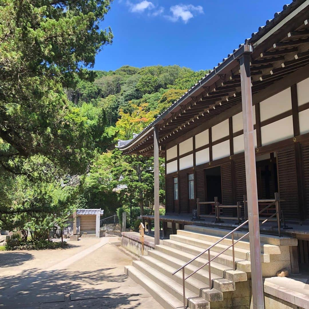 Hiroe Hiranoさんのインスタグラム写真 - (Hiroe HiranoInstagram)「晴れ日和🌞❤️最高な１日に。 北鎌倉へ🌳ここすごく好きだ☺️ なんていうかLAに初めて降り立った瞬間に、 ここ前にも来た事あるかもって思えた感覚と同じ気持ちに🌱 . 何かご縁があったのかなーぁ。 と早くも北鎌倉の魅力にハマってます。 葉山から近いし、訪れる事になりそう。 涼しくなったらハイキングコースもあるしお寺巡りしたい🌳 . 御朱印もいただきました⭐️ 北鎌倉の旅つづく、、、。 . #北鎌倉 #日本 #文化 #鎌倉 #hapan #japaneseculture #traditional #greenbluesky #wonderfulday」8月5日 16時20分 - hiroe_hirano