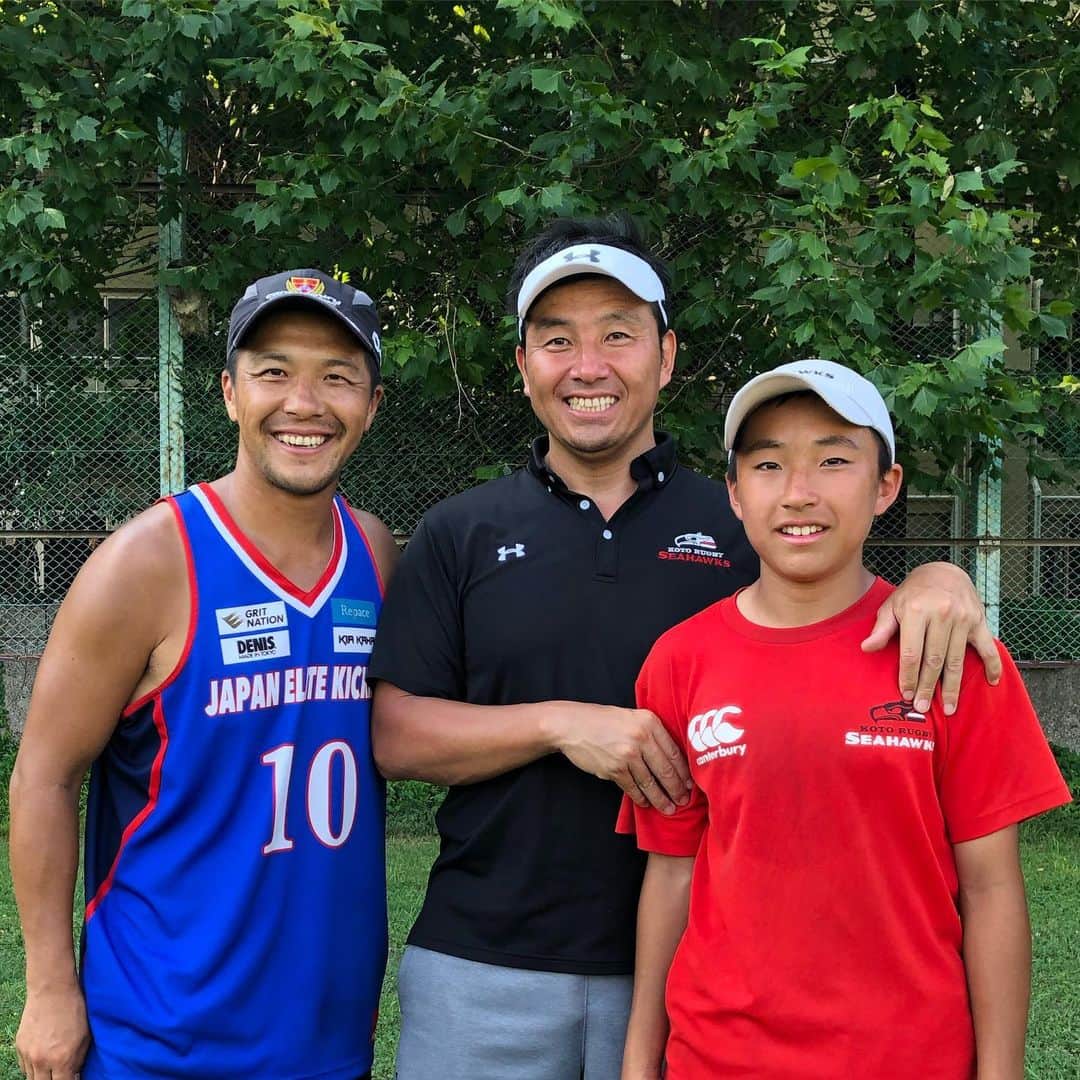君島良夫のインスタグラム：「NTTコム シャイニングアークスのスタッフであり、かつてチームメイトとして一緒にプレーした高橋信孝さんと、その息子ライクと7年ぶりの再会。あんなに小さかったライクが中学生になって、自分の生徒になるなんて想像もしなかった。これからもラグビーを楽しんで、お父さんのような偉大な選手、頼れる人間になってね。 ラグビーは世代を越えて繋がる。幸せな1日でした。  Bumped into my old team mate Nobu-san that I played alongside for @shiningarcs_official long long time ago. And now, I coach his son Raiku over the generations. So grateful as I made great friends throughout rugby.  Love my job💚  #321PADS #ShiningArcs #JEK #後ろにウォーズマンヘアの渉」