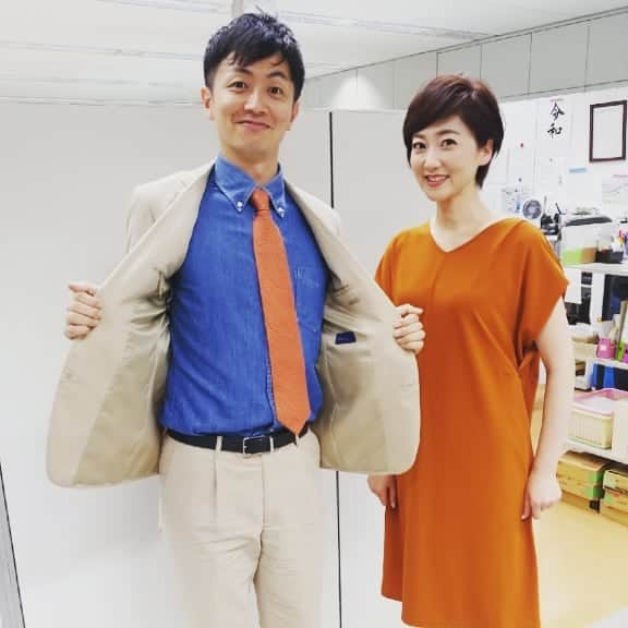 池尻和佳子さんのインスタグラム写真 - (池尻和佳子Instagram)「今日の衣装、  田畑アナウンサーのピンチヒッターで 頑張っている宮脇アナと、さりげなく  コーディネートされていました🤗  やりますね‼️スタイリスト酒見さん❇️ #衣装 #コーディネート#オレンジ #宮脇アナウンサー #池尻和佳子#アナウンサー」8月5日 16時29分 - wakako_ikejiri_rkb