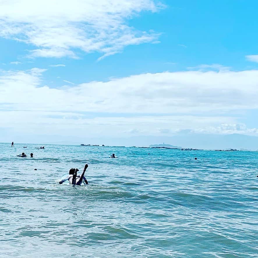 大河内奈々子さんのインスタグラム写真 - (大河内奈々子Instagram)「久しぶりにサーフィン。 気持ちよかったけれど  この後 フィンで 負傷。 痛かった😢 でも 頭から海に入ると 体がとってもすっきりする。 なんだか海で浄化されてる様な、、、海の時間、大切だなあ。 ・ #まだまだ修行が足りない  #surfing #上手になりたいな  #夏だけのお楽しみ #夏休み #湘南」8月5日 16時45分 - nanakoohkouchi
