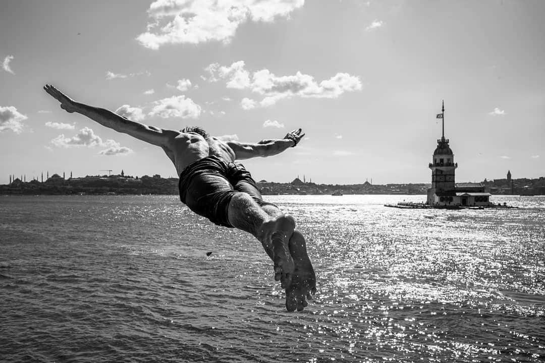 ライカさんのインスタグラム写真 - (ライカInstagram)「That Summer feeling! Little compares to the spontaneity and fleetingness of that moment, diving headfirst into a body of water. This shot was captured by @rangefinderx in Üsküdar, Istanbul, with the Leica M10 and a 35mm Summicron lens. Discover the Leica M10 for yourself via the link in bio.  #🔴📷 #LeicaM #LeicaM10 #leica #leicacamera #leicagram #leicaphotography #leicaphoto #leica_world #leica_club #leicasociety #professionalphotography #Istanbul #streetphotography #travelphotography #bnw_world #bnw_street #life_is_street #capturestreets #bnwmood」8月5日 16時45分 - leica_camera