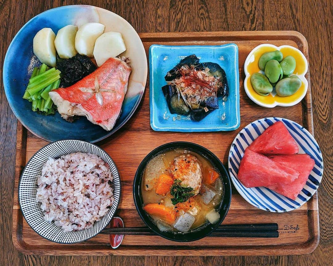 ソンイのインスタグラム：「レシピあり👩🏻‍🍳﻿ 調味料なしで、朝仕込んで夜は蒸すだけの時短ヘルシー和食🧂🙅🏻‍♀️な #ソンイ飯 🍵﻿ ﻿ 🐟金目鯛とカブの塩昆布蒸し﻿ 🍆茄子の揚げ浸し﻿ 🍲鶏団子のお味噌汁﻿ 🎐そら豆のお浸し﻿ 🍉スイカ﻿ 🍚十五穀米﻿ ﻿ 金目鯛とカブの塩昆布蒸し  レシピ👩🏻‍🍳🍵﻿ ﻿ 【材料 2人分】﻿ 金目鯛 : 2切れ﻿ カブ : 1〜2個﻿ 塩昆布 : 20〜30g﻿ (私は角タイプの使ったけどなければ細切れになってるのでもok)﻿ ﻿ 【作り方】﻿ ①金目鯛は皮目に×の切れ込みを入れ、耐熱容器に塩昆布を並べて、皮目を上にして金目鯛をのせて冷蔵庫に入れる。﻿ ﻿ (この下ごしらえをする事で塩昆布の塩気で金目鯛の身が締まってうま味が浸透するので、朝に仕込むなどして夕飯まで冷蔵庫で少し寝させてね✨)﻿ ﻿ ②カブの皮をむいてクシ形に切り、葉は3cmの長さに切る。バッドか耐熱容器に並べる。﻿ ﻿ ③蒸気の上がった蒸し器に①と②を容器ごと入れ、強火で7〜10分蒸して火を止める。﻿ もしレンジなどに蒸し機能があれば、それで代用しても可！我が家の場合はヘルシオの蒸し機能で20分✨﻿ ﻿ ④器に盛り付けて、容器に残った汁気を回しかけて出来上がり👌🏻﻿ 塩昆布と一緒に食べればうま味も塩気も十分あると思うけど、物足りない方はお醤油などかけてね☺️」