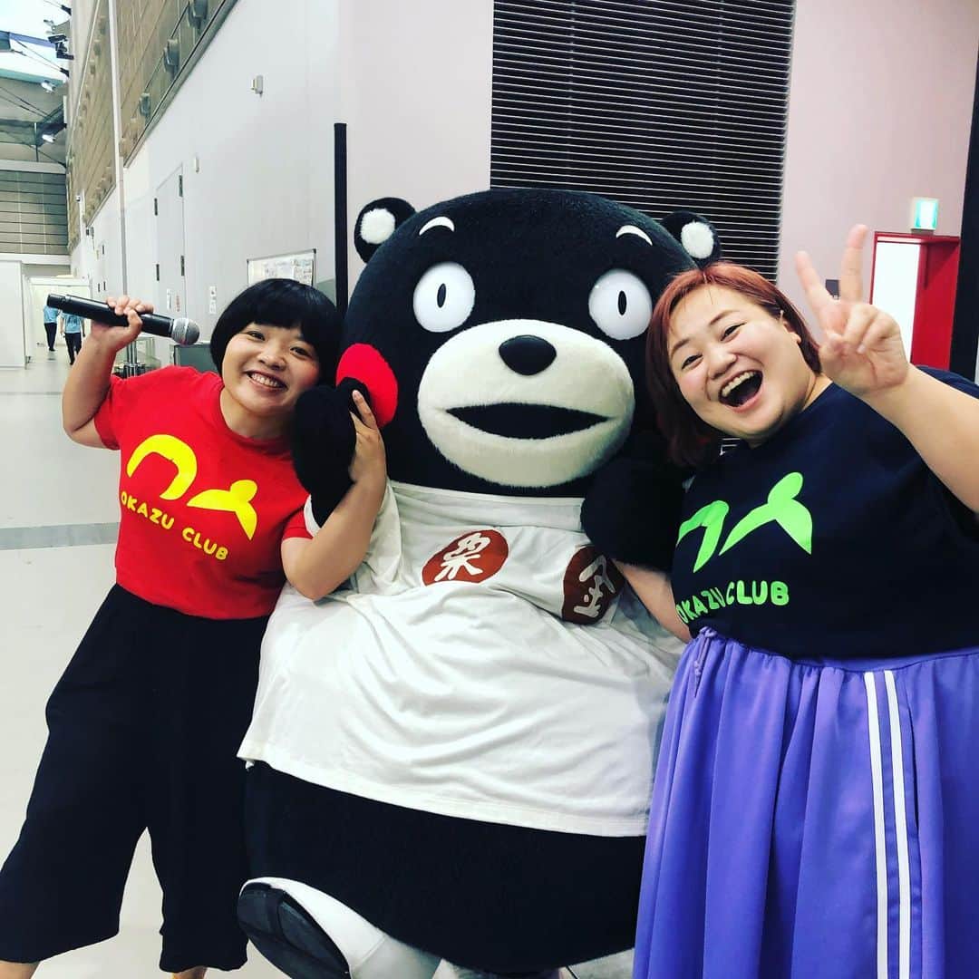 おかずクラブのインスタグラム：「ゆいPです！  今日は宮城でみやぎ超！！元気まつり2019というイベントでした！  会場で大忙しのくまモンとパシャリ📸  イッテQの温泉同好会以来の宮城！ みなさん見てくださってて、 終始あたたかかった〜😎 帰りはもちろん、ずんだシェイク飲んだよ🥛  #みやぎ超元気まつり  #くまモン」