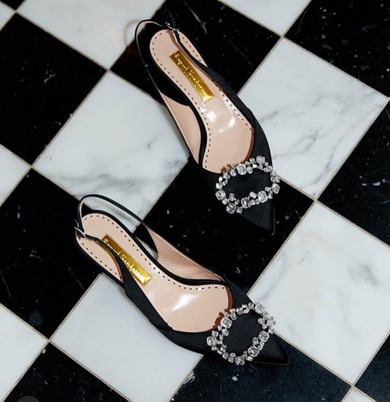 のインスタグラム：「Monday motivation | Our Misty slingbacks in black satin | 📸 @inalekiewicz | #KittenHeels #Slingbacks #RupertSanderson #MondayMotivation #Regram ✨」