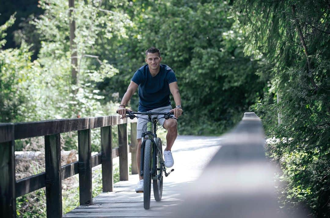 ボルシア・メンヒェングラートバッハさんのインスタグラム写真 - (ボルシア・メンヒェングラートバッハInstagram)「Die 🚲-Tour mit Stefan Lainer - eine von vielen tollen Geschichten im neuen #FohlenEcho! 📚💚 Welche Story hat euch diesmal am besten gefallen?」8月5日 17時02分 - borussia