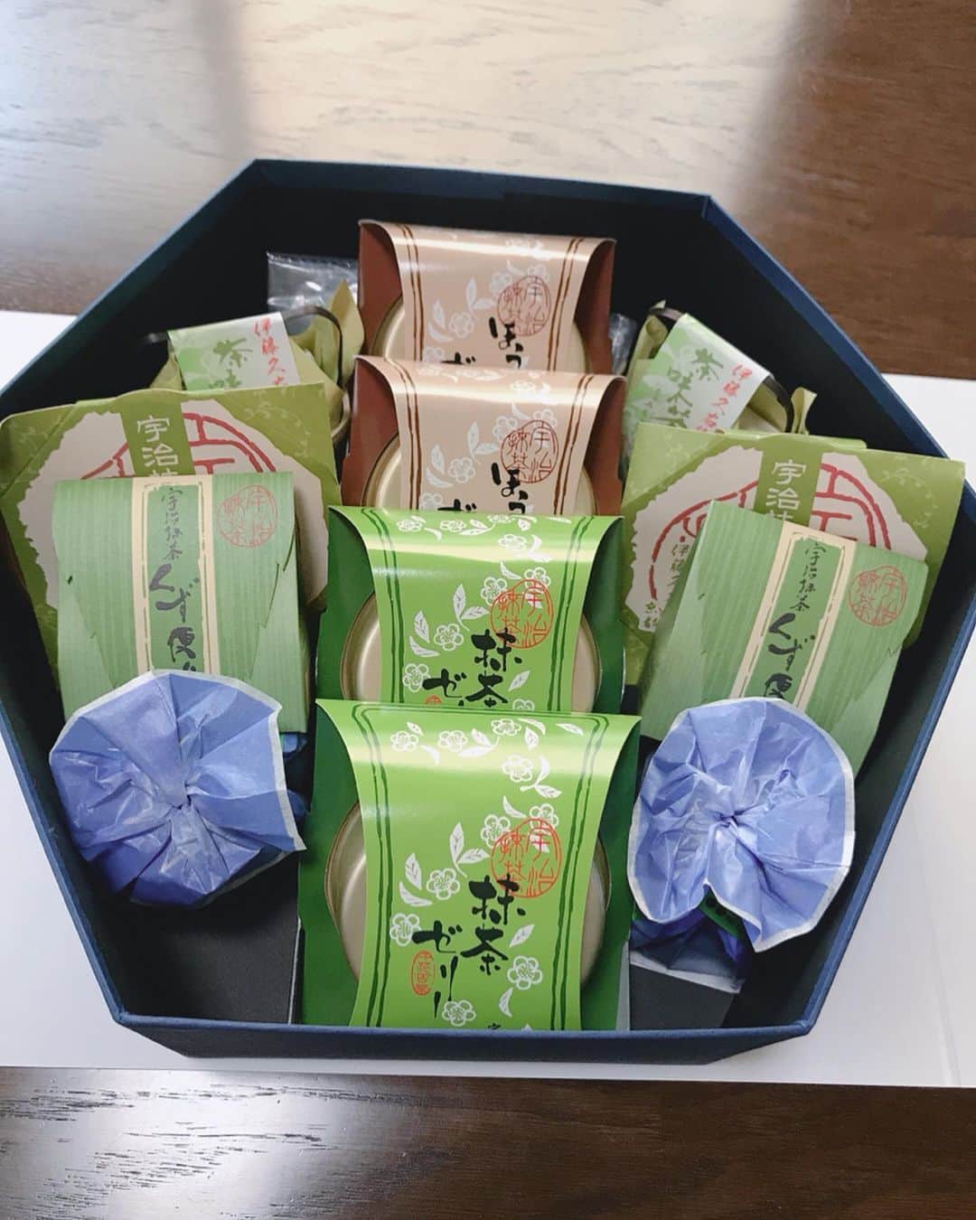mahoさんのインスタグラム写真 - (mahoInstagram)「(*´꒳`*)🌸横にスワイプしてね👉 。 #京都 で有名な宇治のお店… @itohkyuemon の夏の#抹茶#菓子 セットが届いたよ❤️ 。 。 #抹茶 も#和菓子 大好きな私は…早速先日#宇治抹茶  の#くず餅 を頂いたよ❤️ 。 #抹茶 の味がキツくほのかな味わいであんこも 甘くなく凄く上品で美味しかった(*´꒳`*)🌸 。 。 他の宇治抹茶ゼリー やプリン🍮 #わらび餅 など入っていて… 味わって食べようと思います❤️ 。 。 もう食べてから… #京都 の#宇治 のお店に行きたくなった(*´꒳`*)！ 。 。 他に新商品で可愛らしいアイスバーや ティラミスもあるんだって❤️ 。 。 この夏の帰省お土産やお盆のお供え にも#抹茶 の菓子セットいいですね🙋‍♀️ 。 。 。 @itohkyuemon またはいとうきゅうえもんで検索してね🌸 。 。 。 。 。 。 。 、 。 。 。 。 。 。 。 。 。 #PR#伊藤久右衛門#抹茶#お中元 #fashion#shooting#fashionmodel  #ootd#スイーツ#抹茶#宇治#kyoto#カフェ巡り#お茶#夏休み  #トレーニング#gym#パーソナルトレーニング#格闘技#チートデイ  #美容#ヘアスタイル#食べ歩き  #祇園#嵐山」8月5日 16時56分 - i.0ff1cia1._.m.ah.0