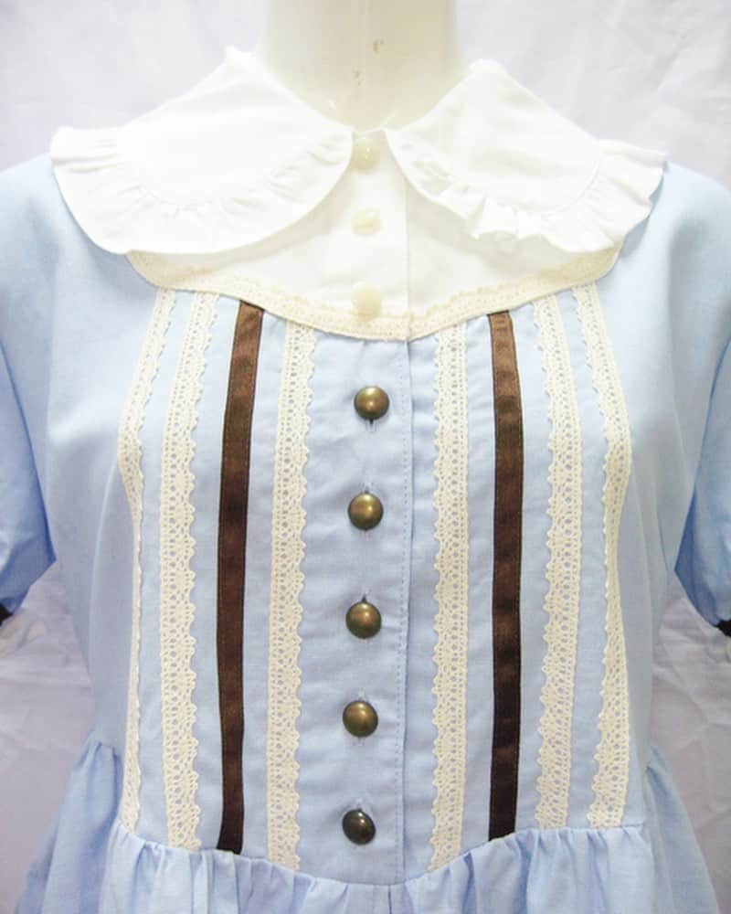 コスメイトプラスさんのインスタグラム写真 - (コスメイトプラスInstagram)「【コスメイトオリジナル】 ミニ丈フリルワンピース👗 . ソフトなダンガリー生地を使用したミニ丈ワンピースです！ . 丸い衿、胸元のレース、袖口とスカート裾の フリルなど可愛いディテールがいっぱいです！ . ○上半身の前部分がボタンで開閉致します。 . ○後ろの腰部分ゴム入り。 . ○裏地は付いておりません。 . 日本製 . 【素材】綿100% . 【サイズ】M（肩幅39cm/バスト～88cm/ウエスト～70cm/着丈72cm） . 4L（肩幅45.5cm/バスト～106cm/ウエスト～90cm/着丈79cm） . ※若干の誤差はご了承ください。  #コスメイト #cosmate  #costume #cosplay #コスプレ #秋葉原 #akihabara #subculture  #新宿 #shinjuku #tokyo  #ミニ丈フリルワンピース  #onepiece #dress #かわいい #kawaii #instagood  #madeinjapan #高品質」8月5日 16時59分 - cosmateplus