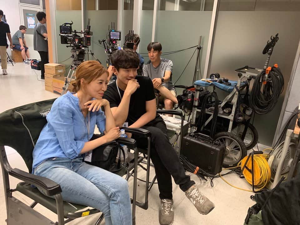 オン・ジュワンさんのインスタグラム写真 - (オン・ジュワンInstagram)「#영화#윤세아#누나 어딜보고 웃는지 모르지만~일단 웃자😊 날도 더운데🔥 누나 덕에 즐거웠던 촬영🎬」8月5日 17時01分 - onjuwan1211