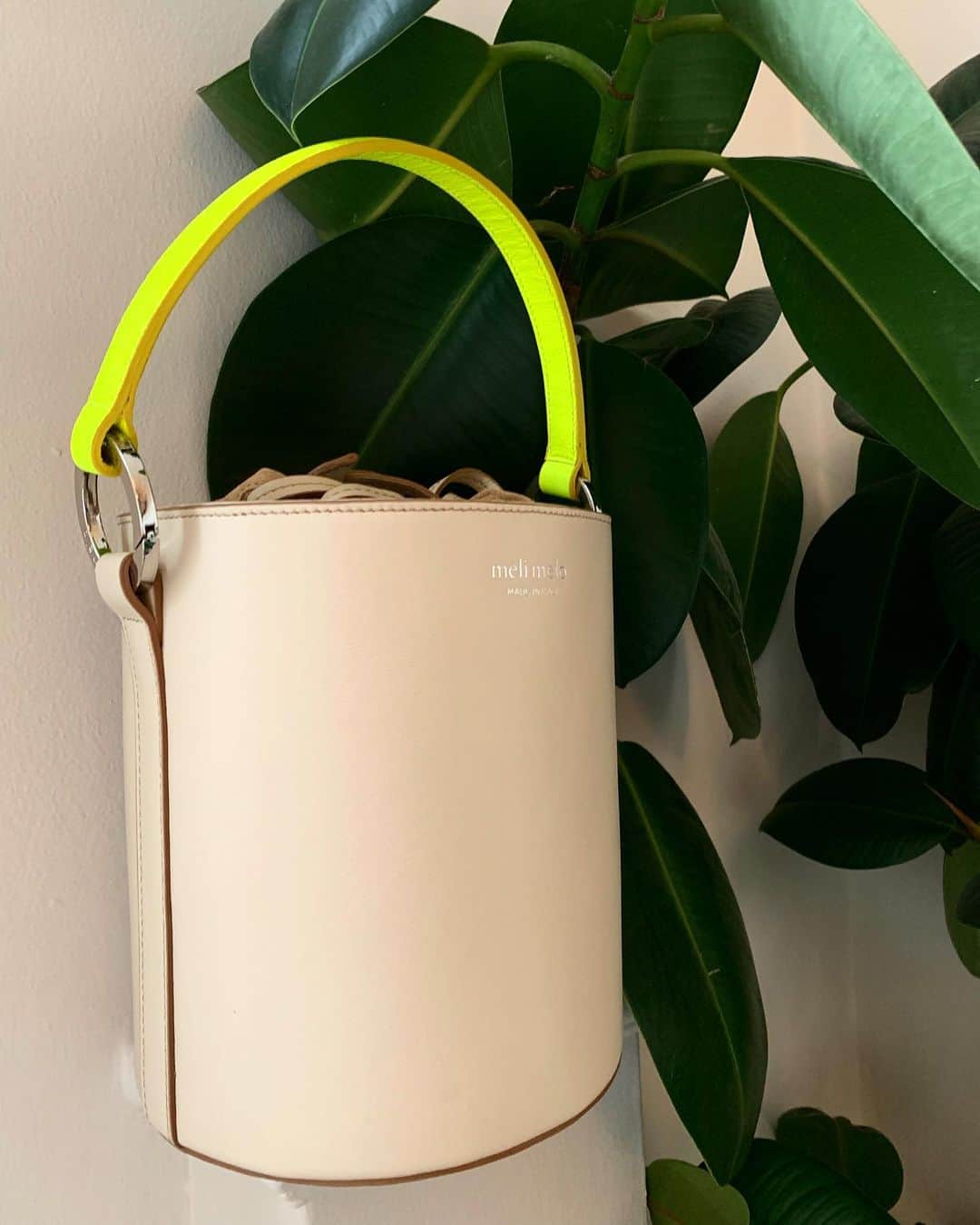 メリメロさんのインスタグラム写真 - (メリメロInstagram)「Neutral and a pop of fluo - in our best selling santina bucket bag 📀🌵🔋💥 #melimelo #i #bag #bags #bucketbag #fluorescent #fluo #fluor #melimelobags #porcelain #classiwithatwist #b #instabag #shopnow」8月5日 17時03分 - melimelobags